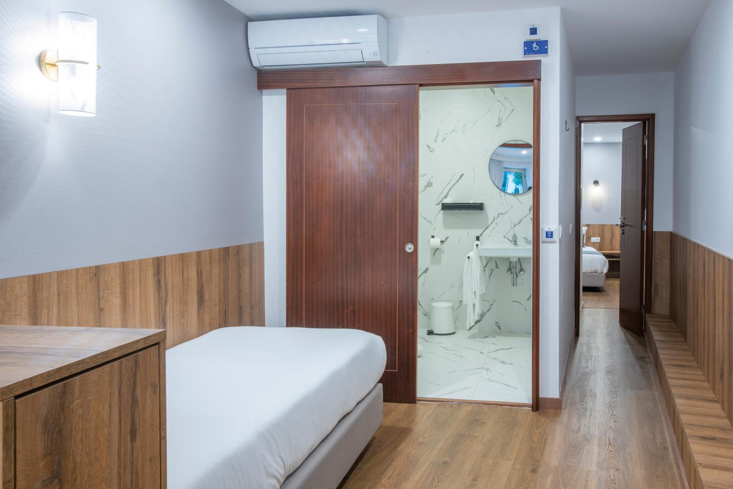 Twin Room - Photo 5