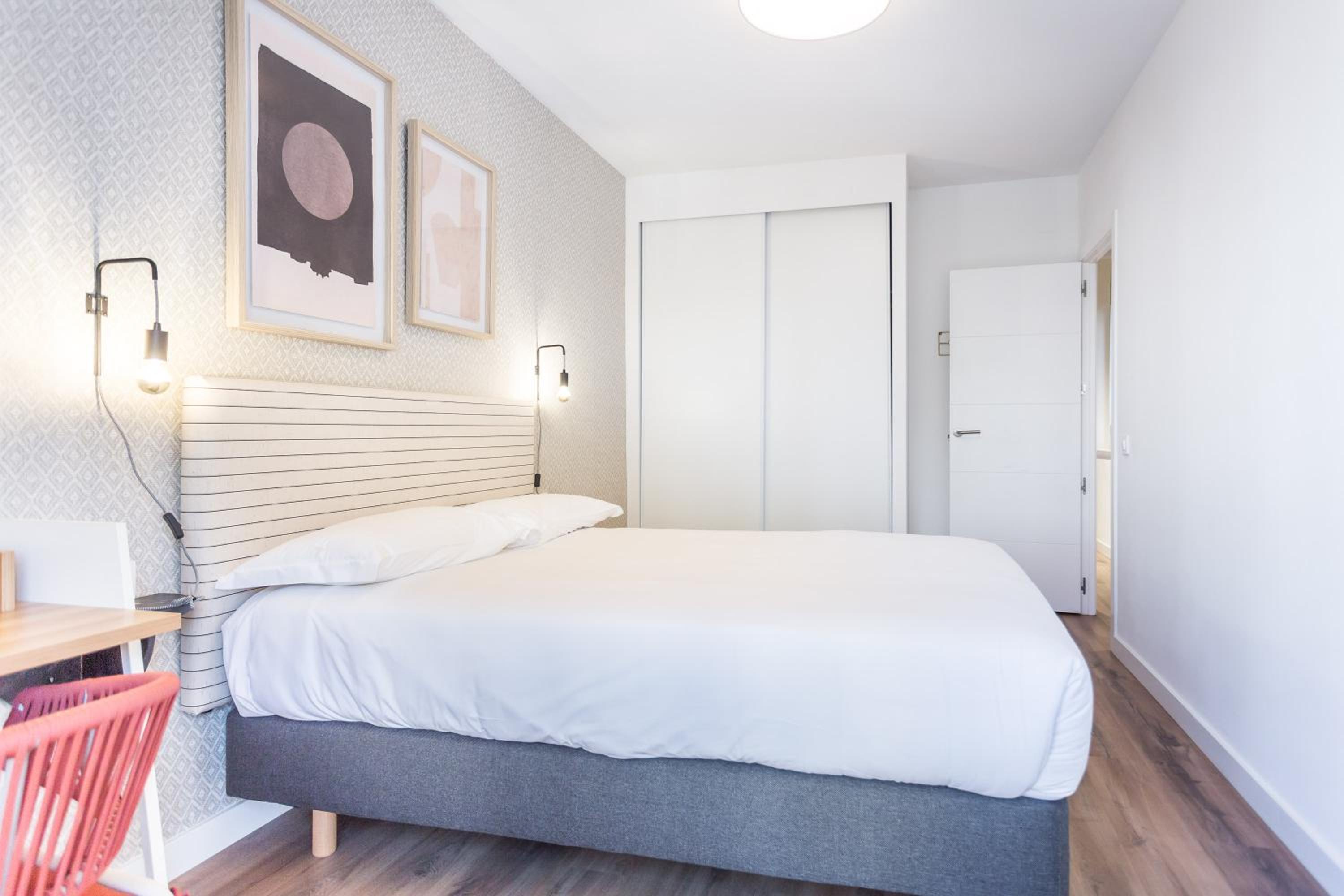 Apartamento de dos habitaciones con un baño.