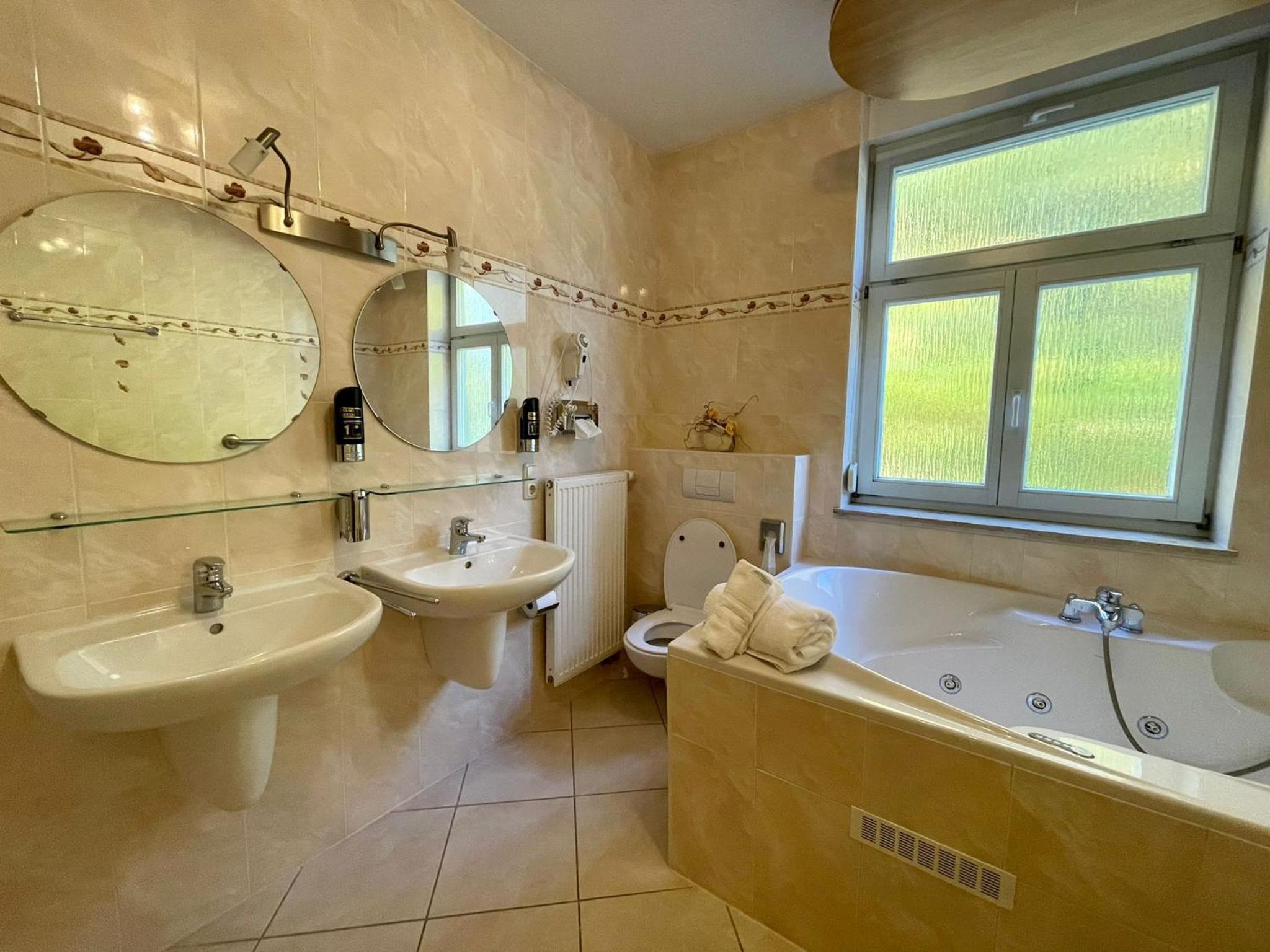 Suite - Photo 3