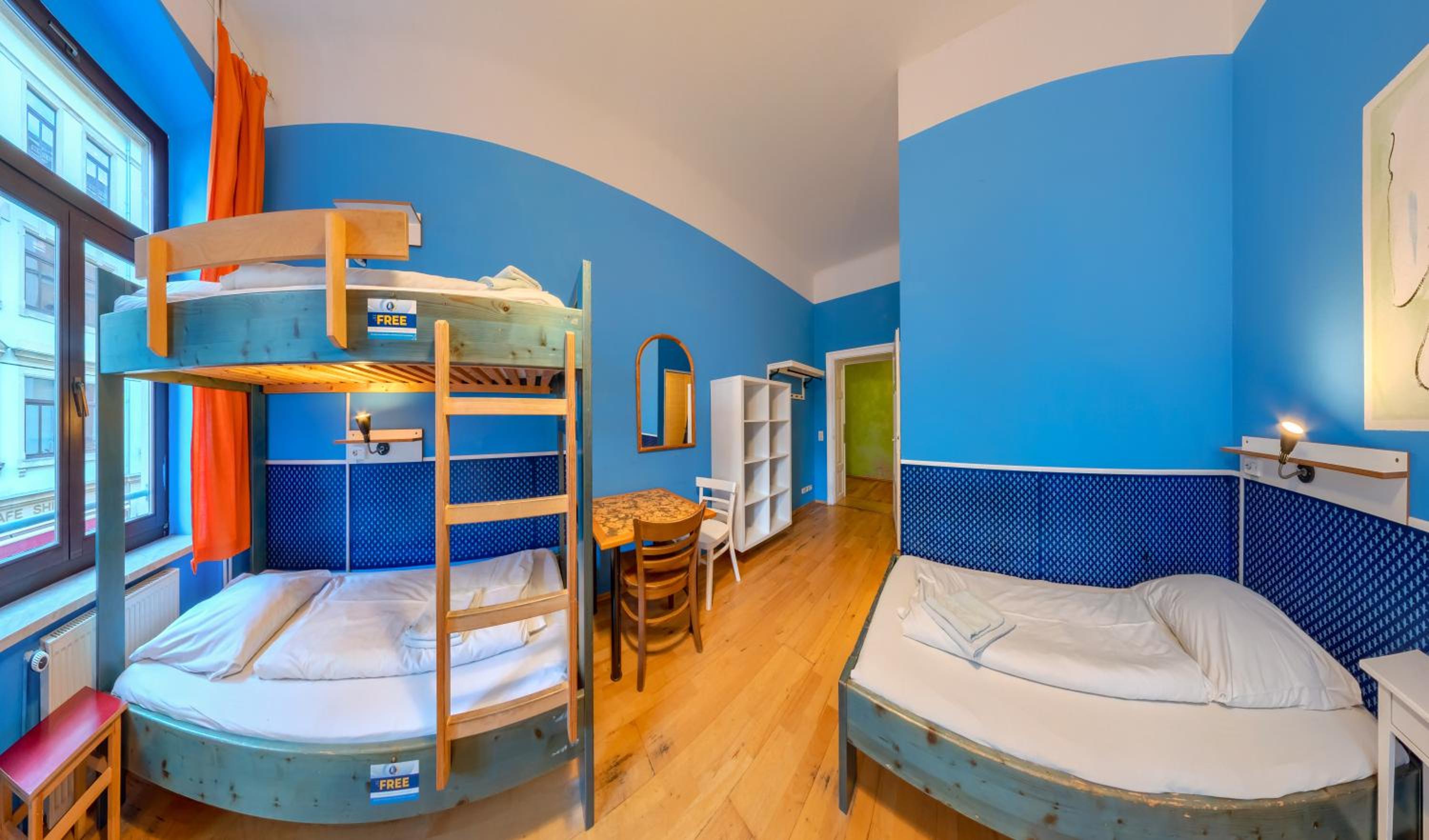 Quadruple Room with Shower - Photo 3