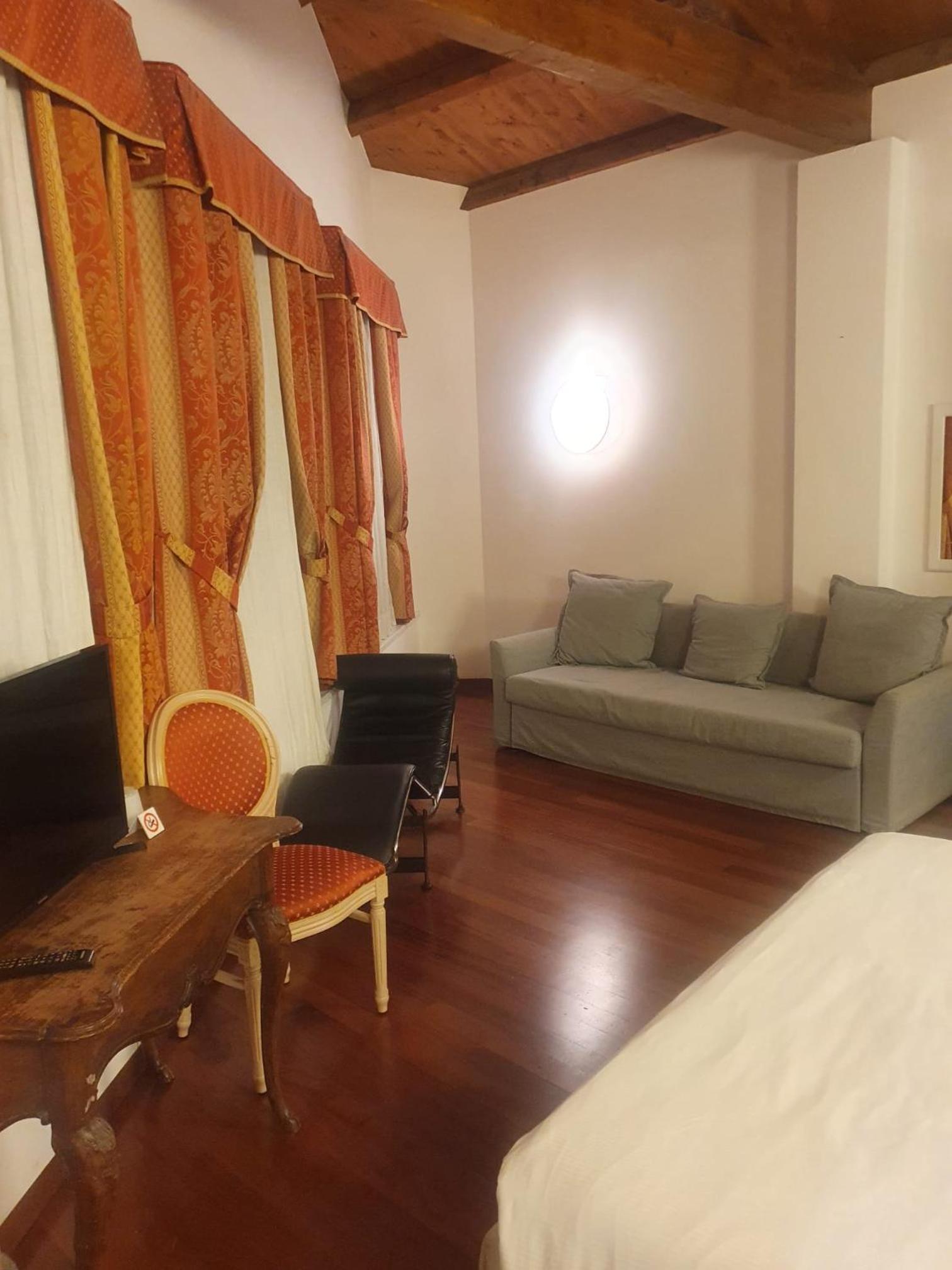 Deluxe Double Room photo 2