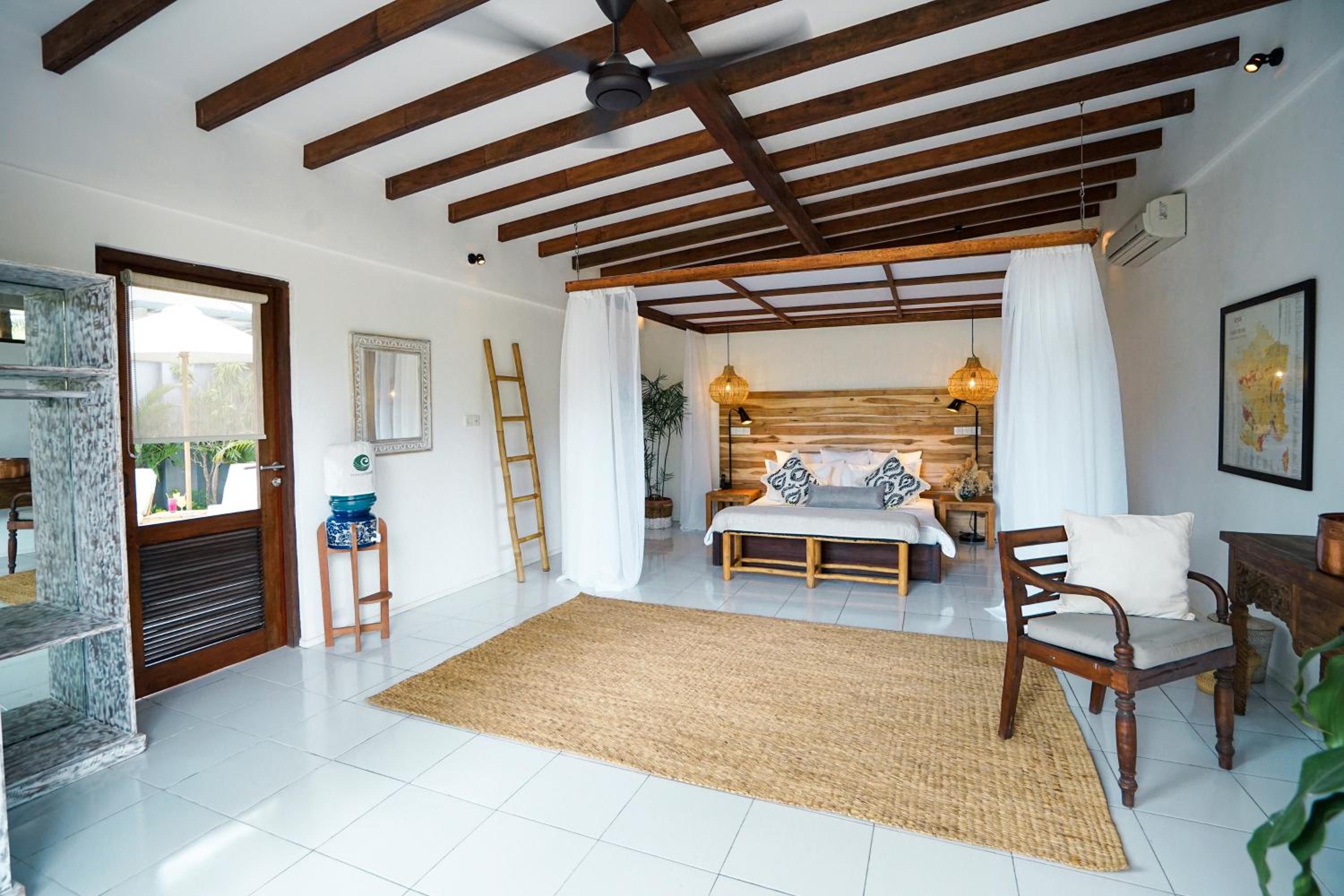 Lakeside Villa - Photo 1