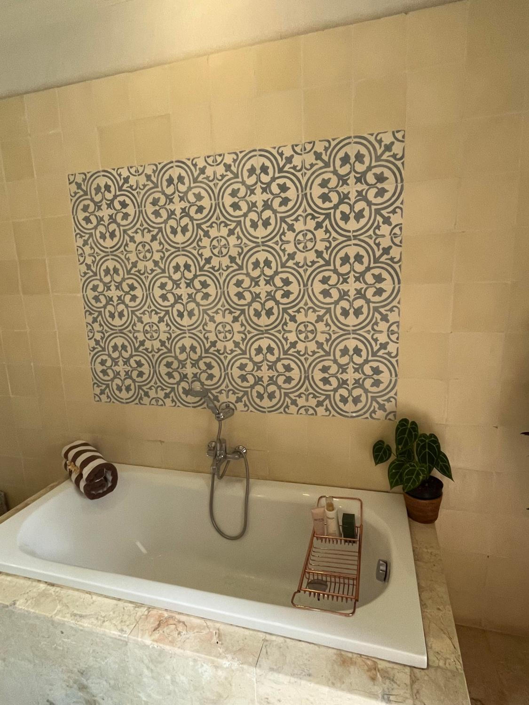 Deluxe Double Room with Bath - Photo 14