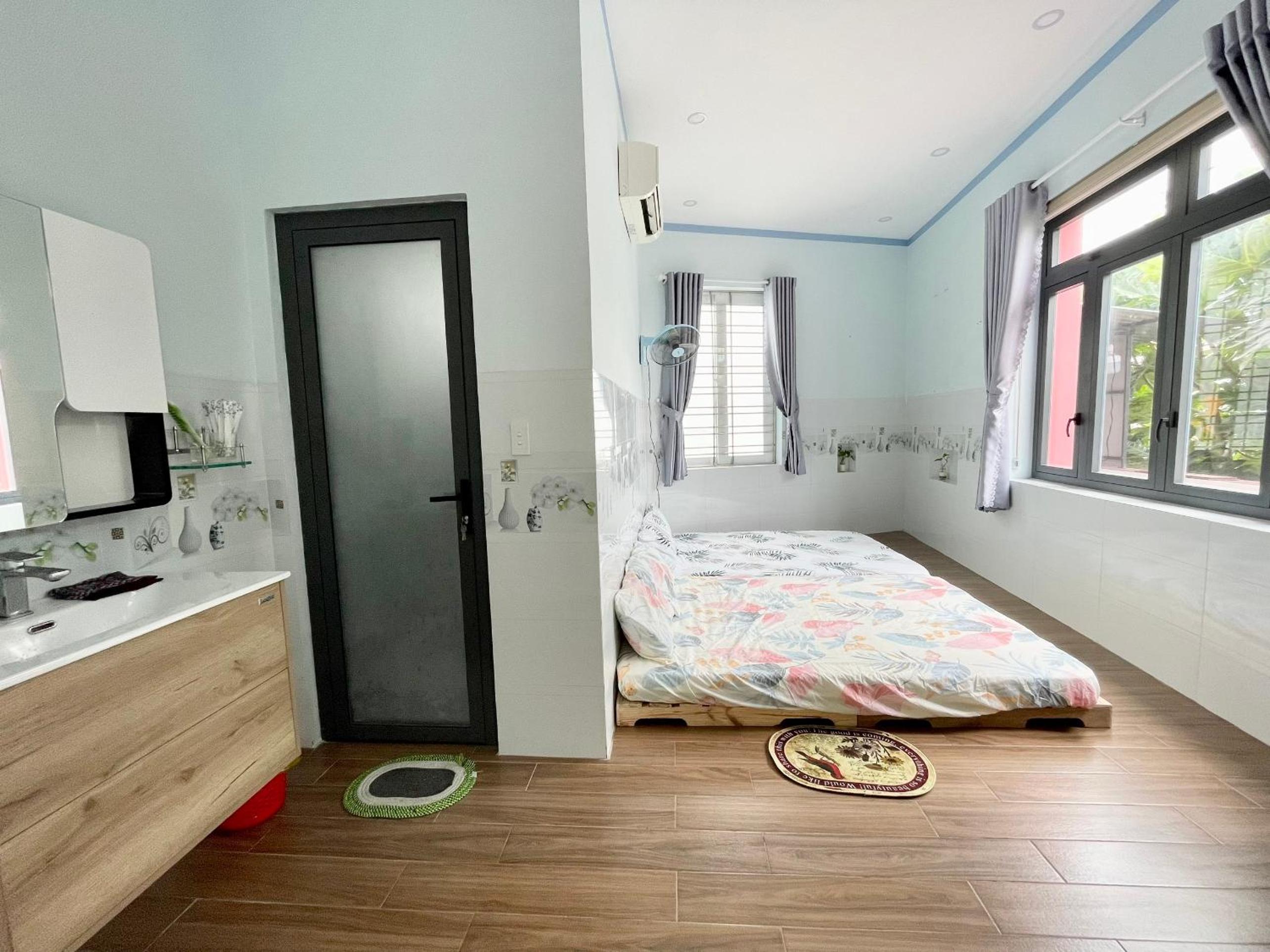 Family Room with Private Bathroom photo 2