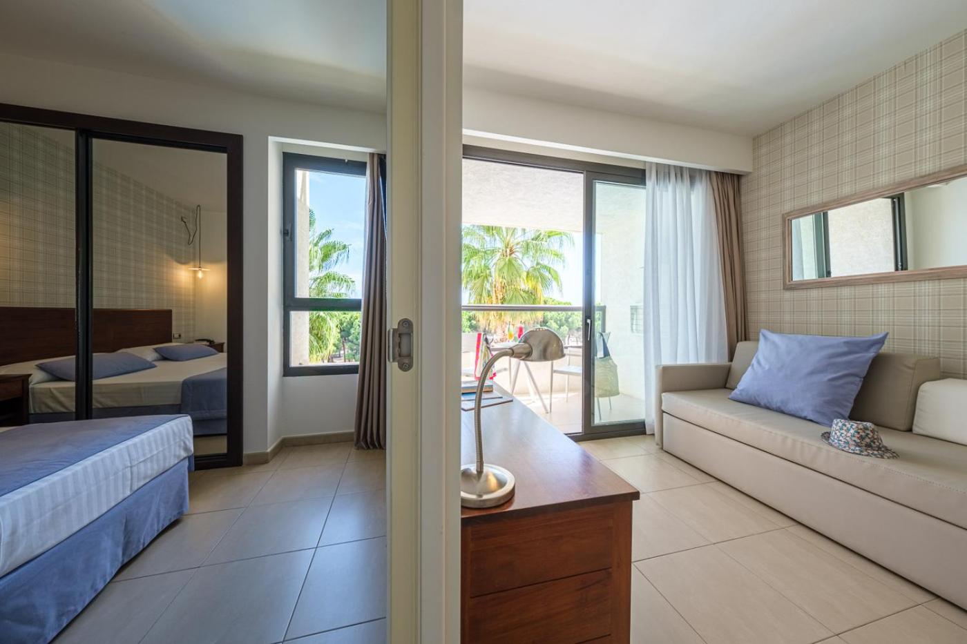 Suite Junior con vista a la piscina (3 adultos)