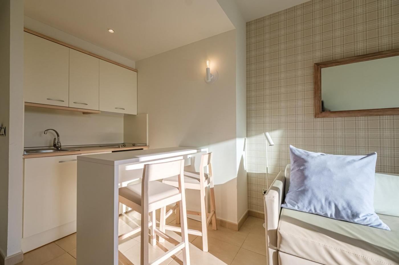 Junior Suite with Pool View photo 3