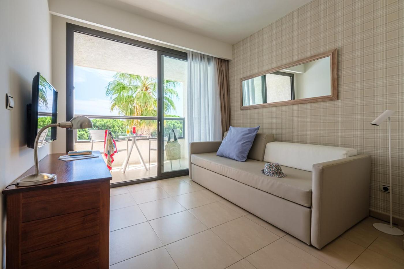 Junior Suite with Pool View photo 2