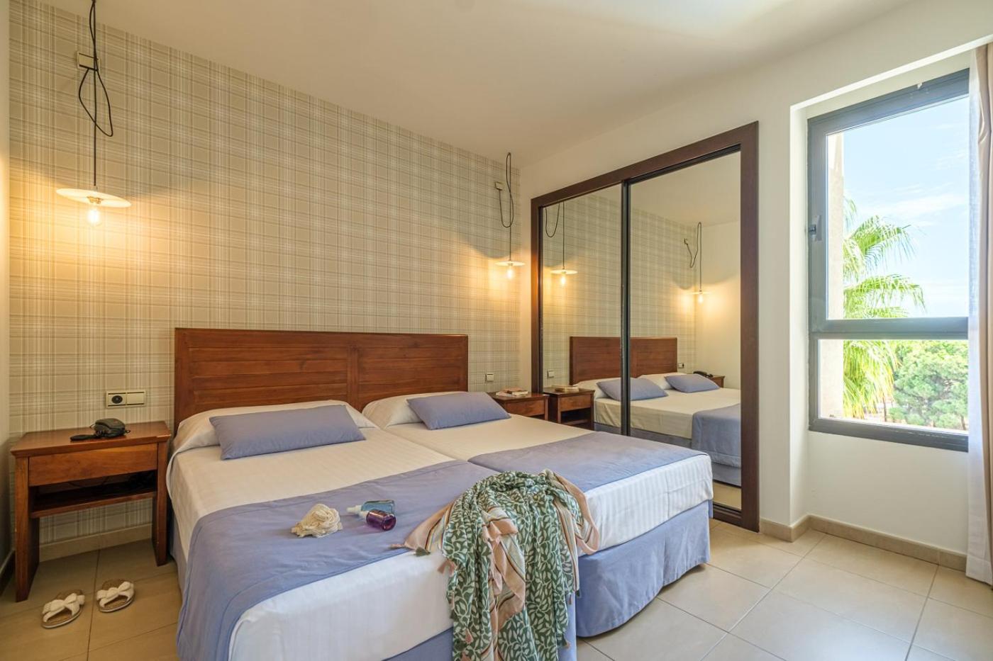 Suite Junior con vista a la piscina