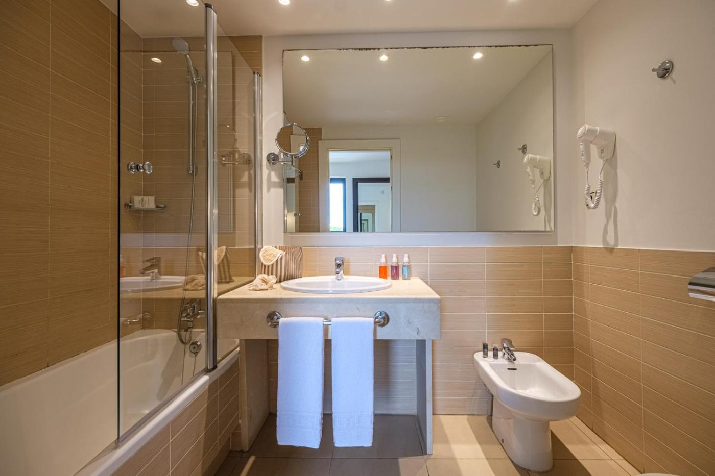 Junior Suite with Pool View photo 2