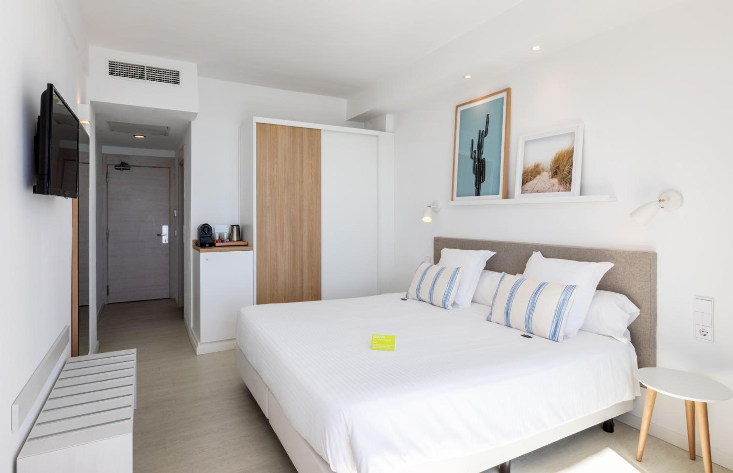 Double Room with Sea View - Photo 9