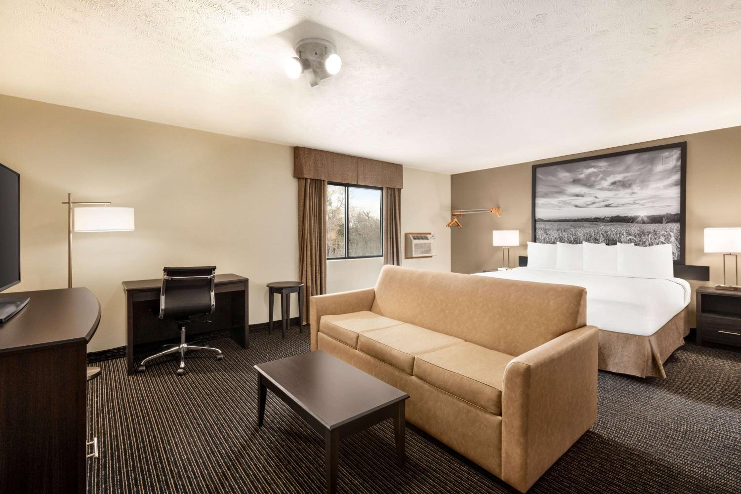 King Studio Suite - Non-Smoking - Photo 4
