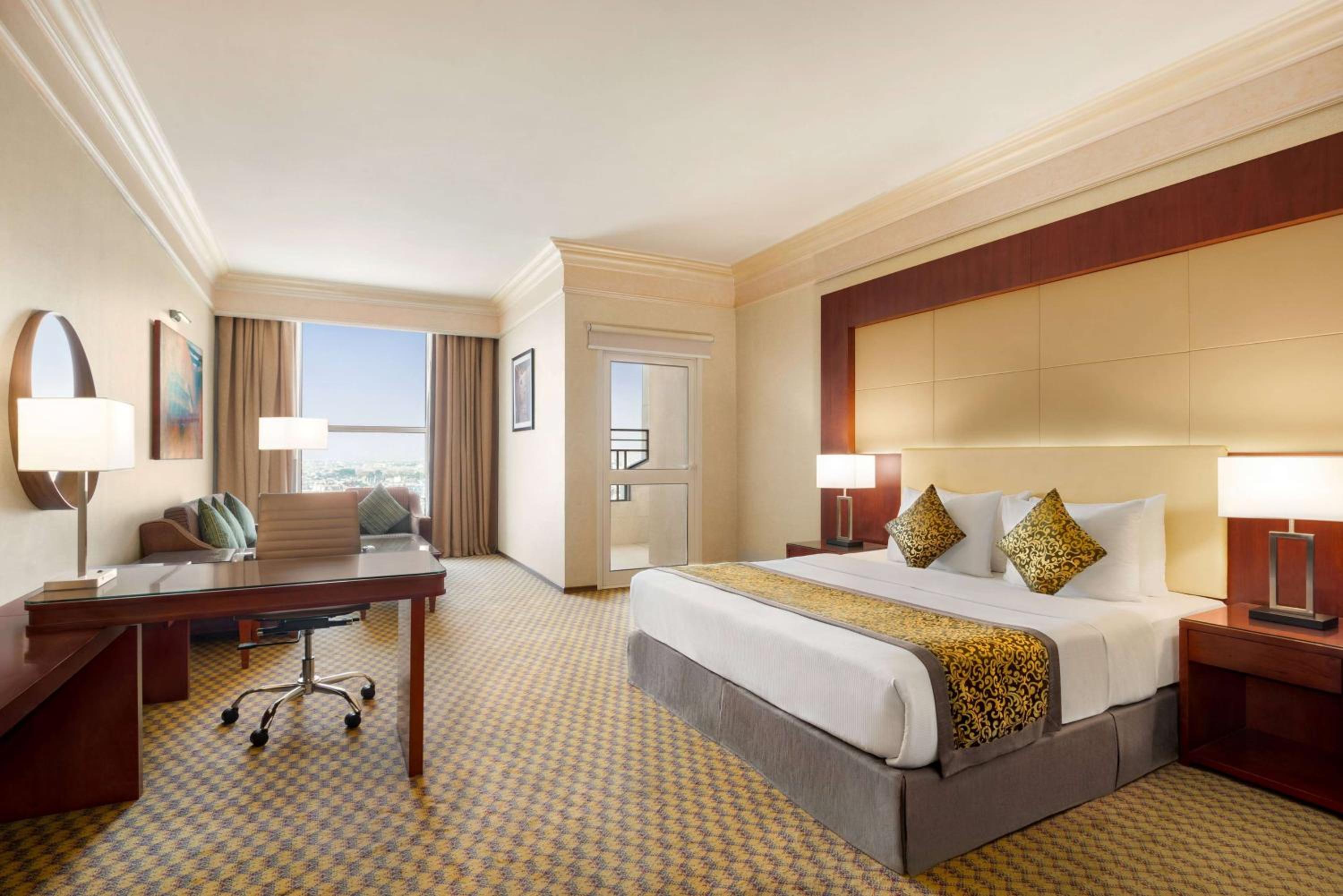 Deluxe King Room - Non-Smoking - Photo 4