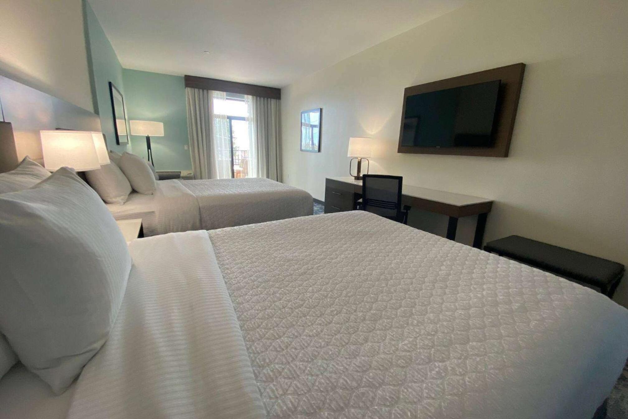 Queen Room with Two Queen Beds and Bath Tub - Mobility Accessible/Non-Smoking - Photo 2