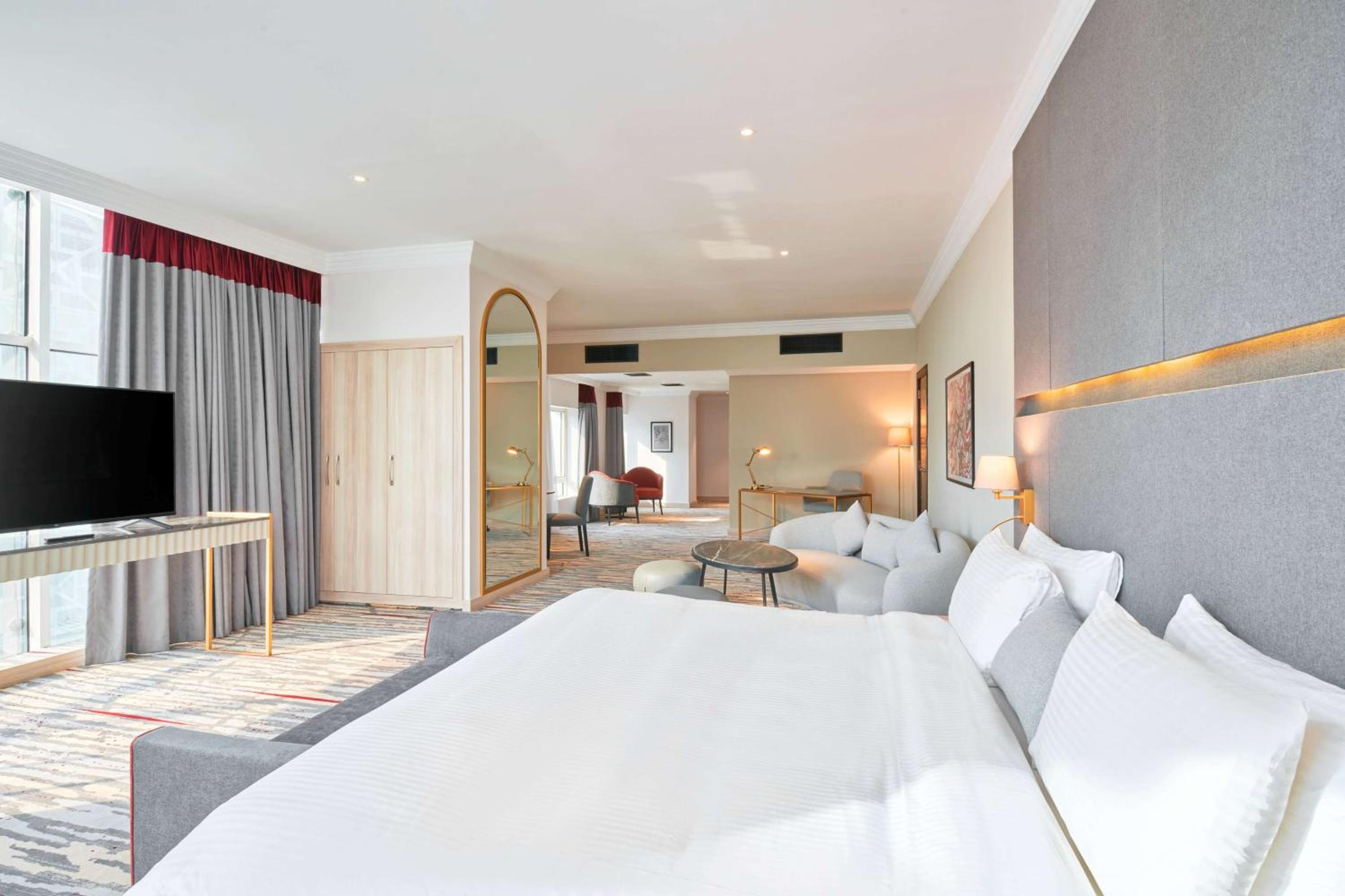 Chic King Room with Mobility Access, Roll-In Shower with Grab Bars -Non- Smoking - Photo 1