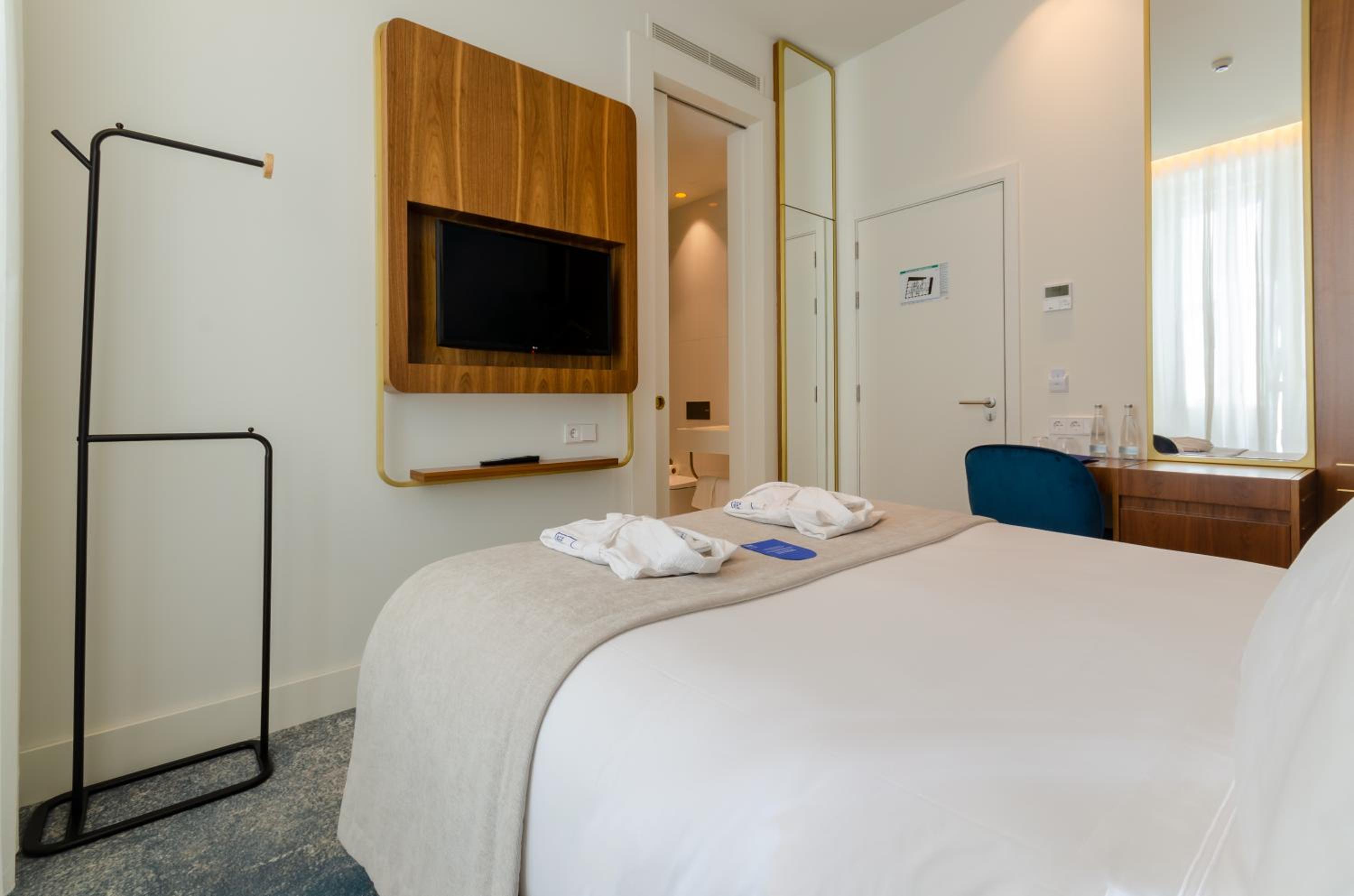 Small Double or Twin Room with City View - Photo 1