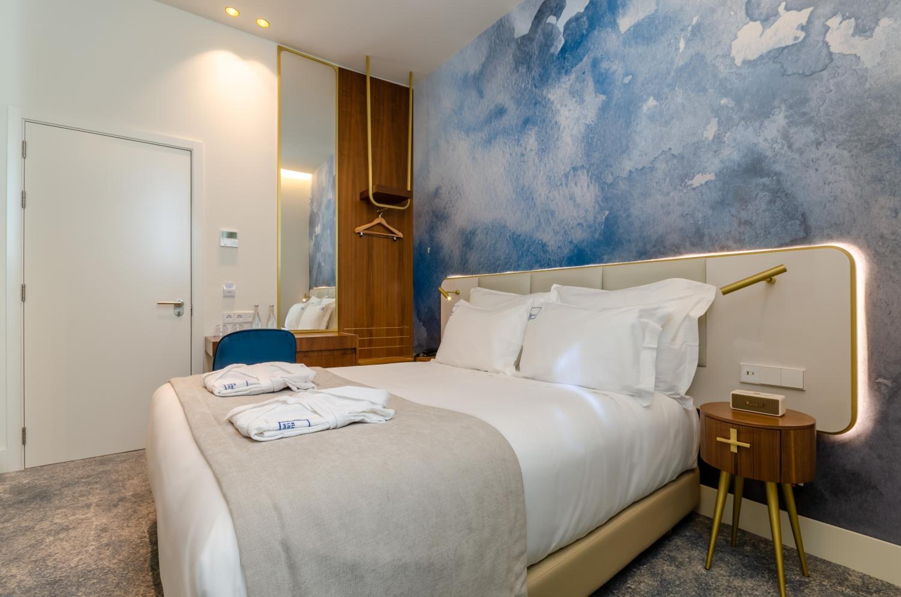 Small Double or Twin Room with City View - Photo 2