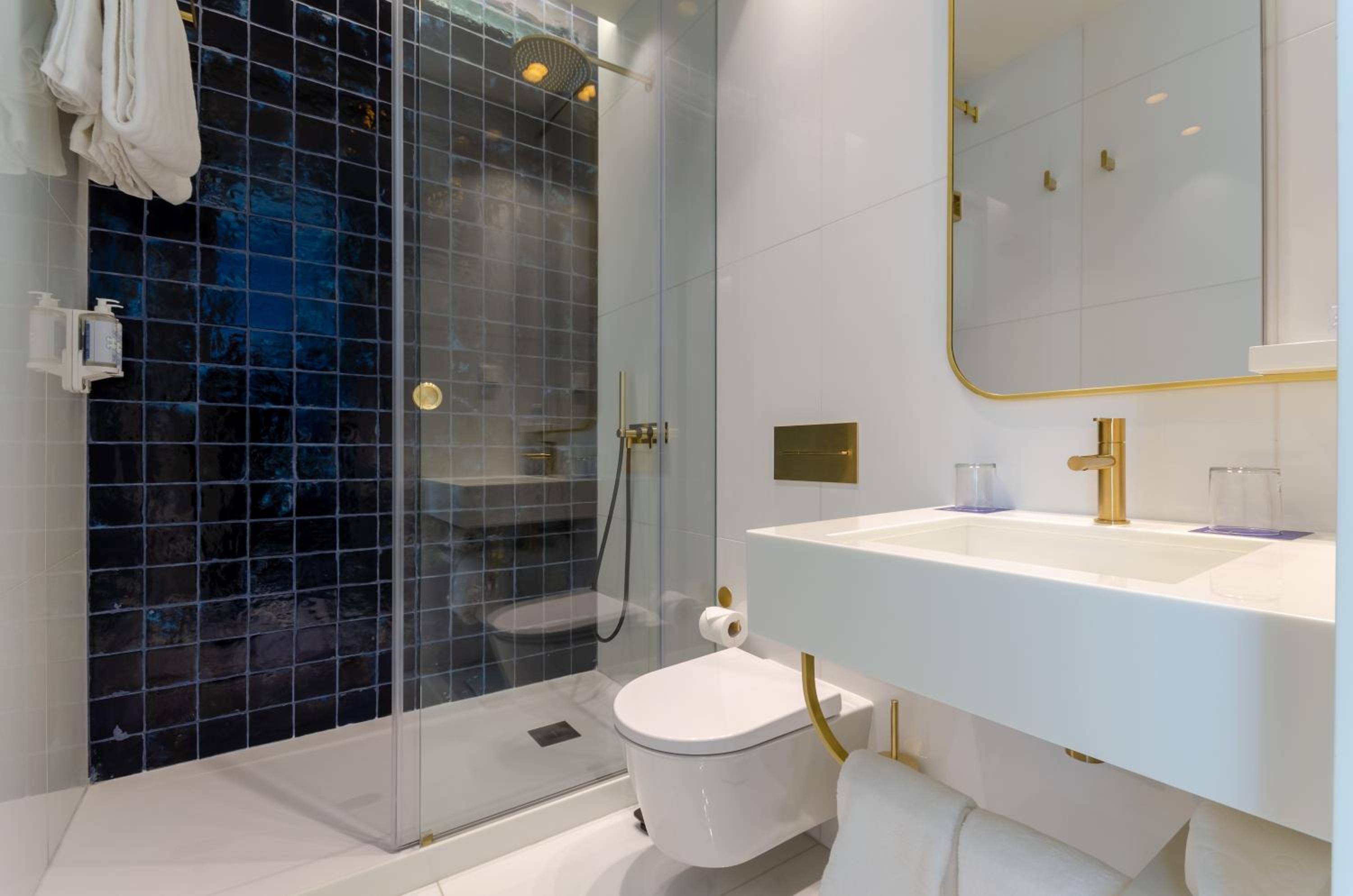 Small Double or Twin Room with City View - Photo 3