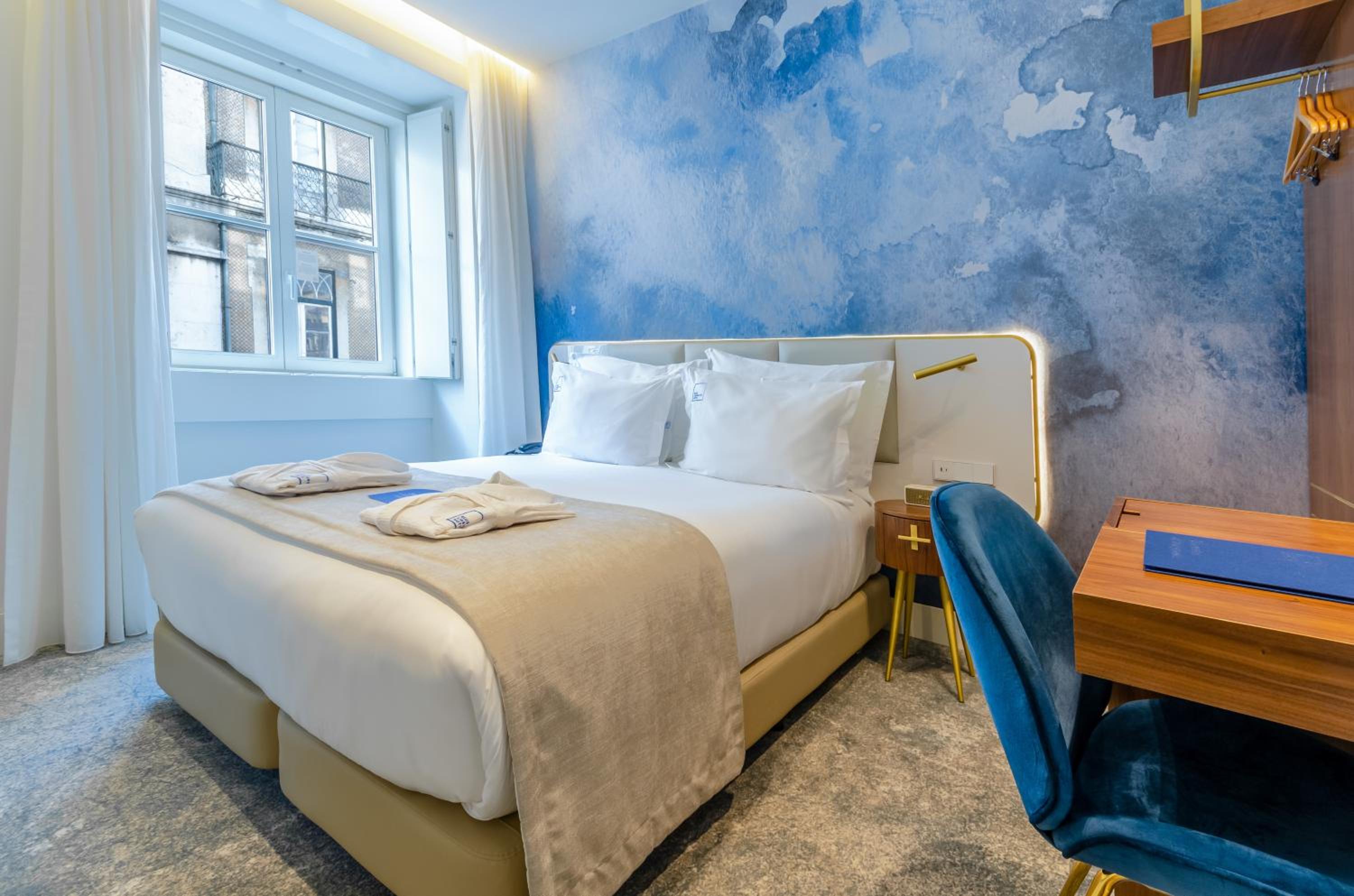 Classic Double or Twin Room with City View - Photo 2