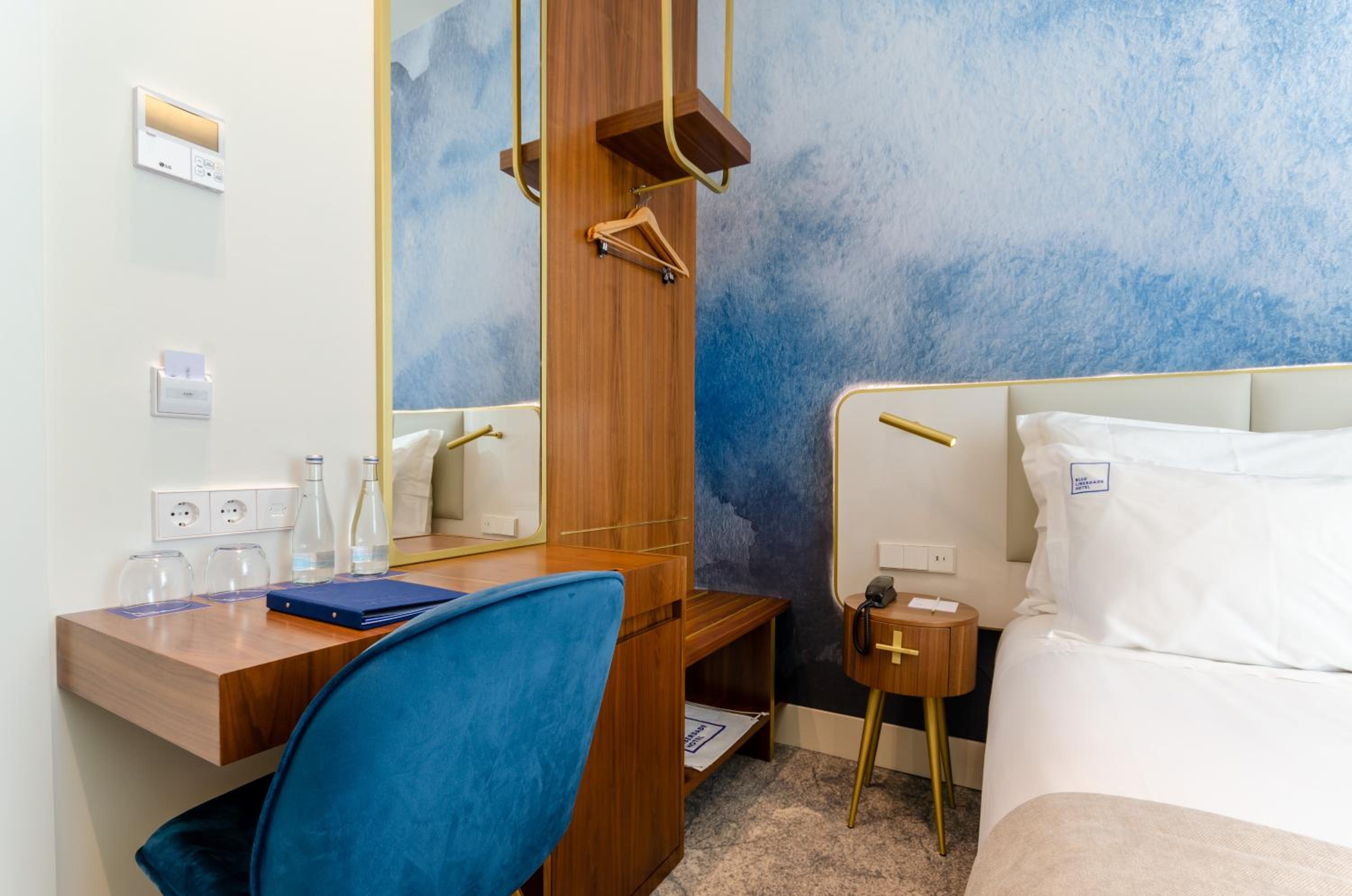 Small Double or Twin Room with City View - Photo 4