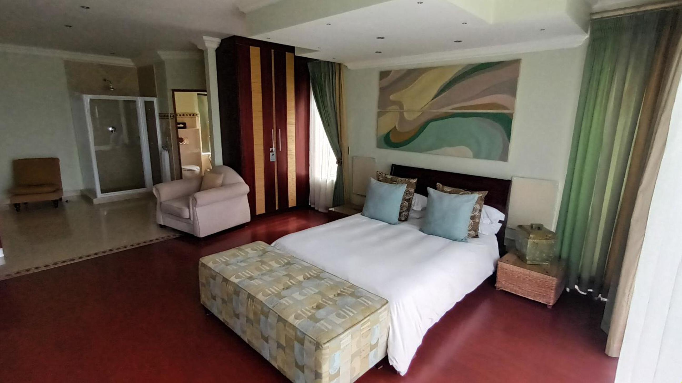 Executive Suite with Mountain View - Photo 10
