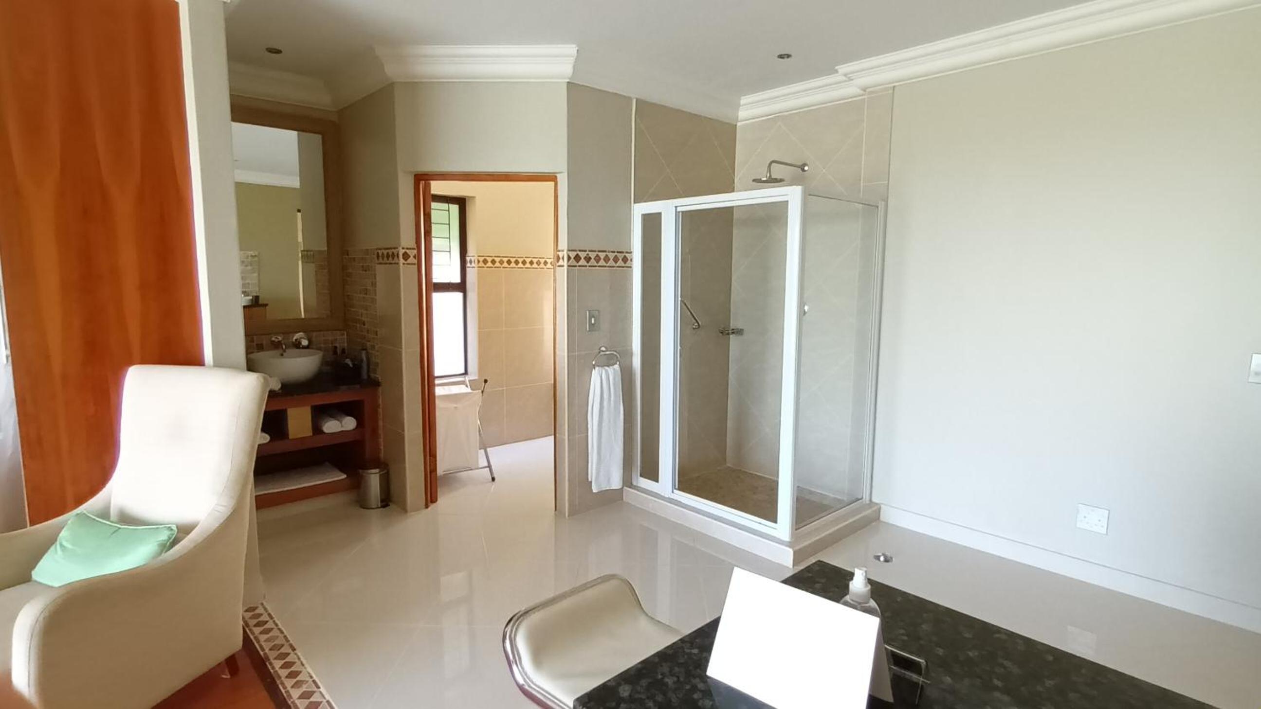 Executive Suite with Mountain View - Photo 3