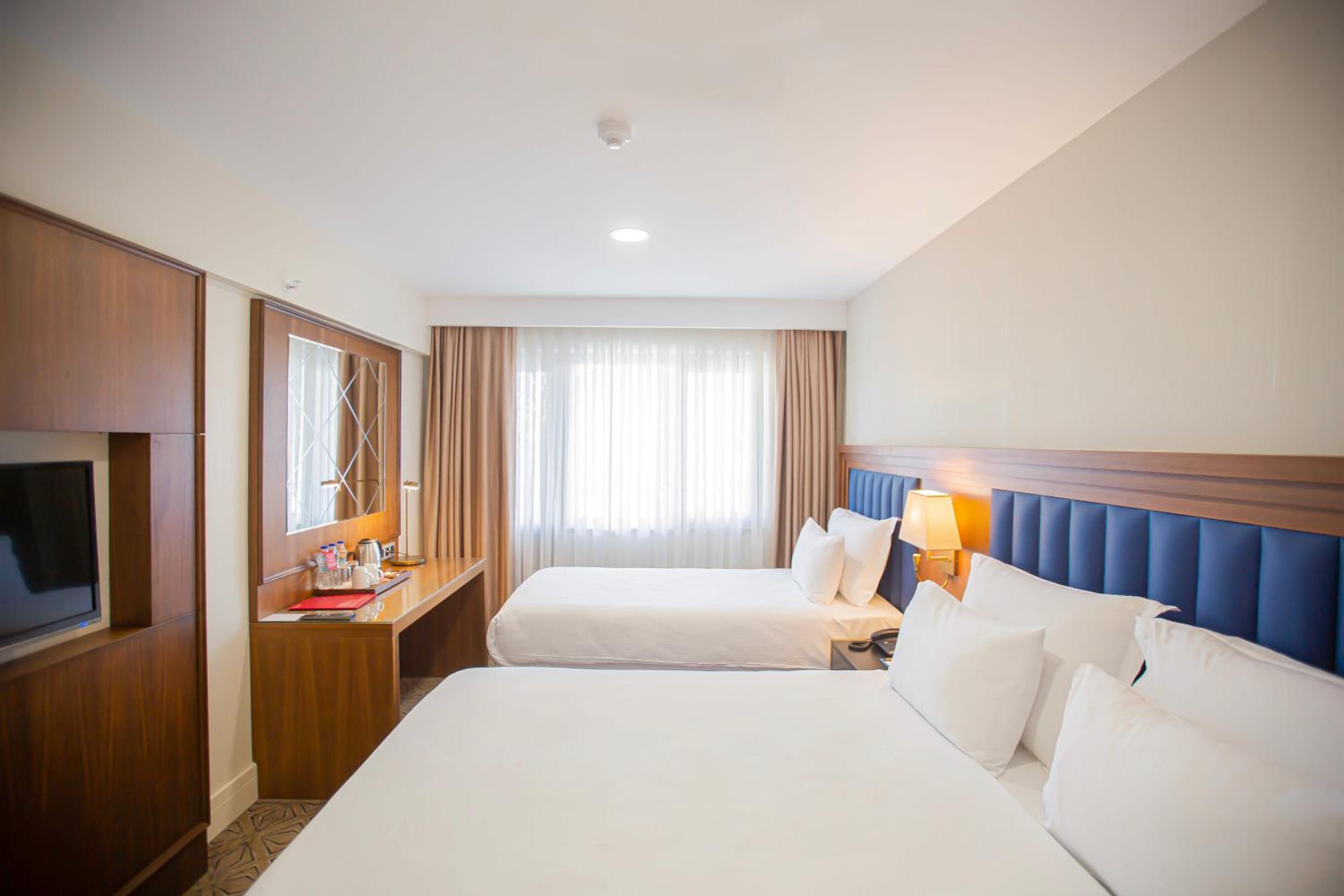 Premium King Room with Balcony and Pool View photo 2