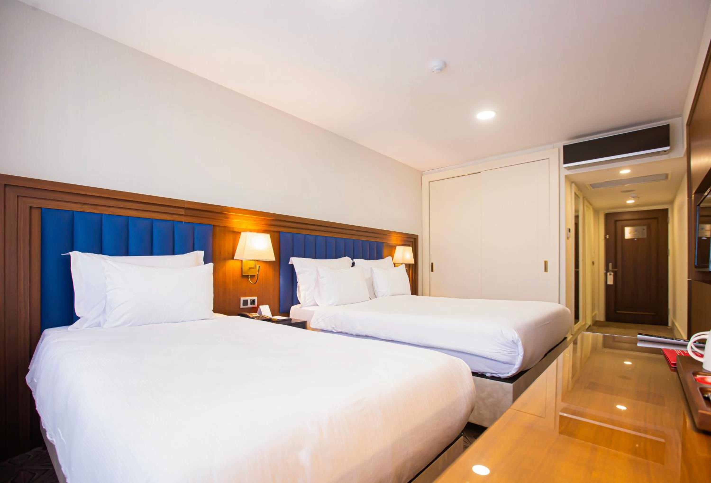 Premium King Room with Balcony and Pool View photo 3