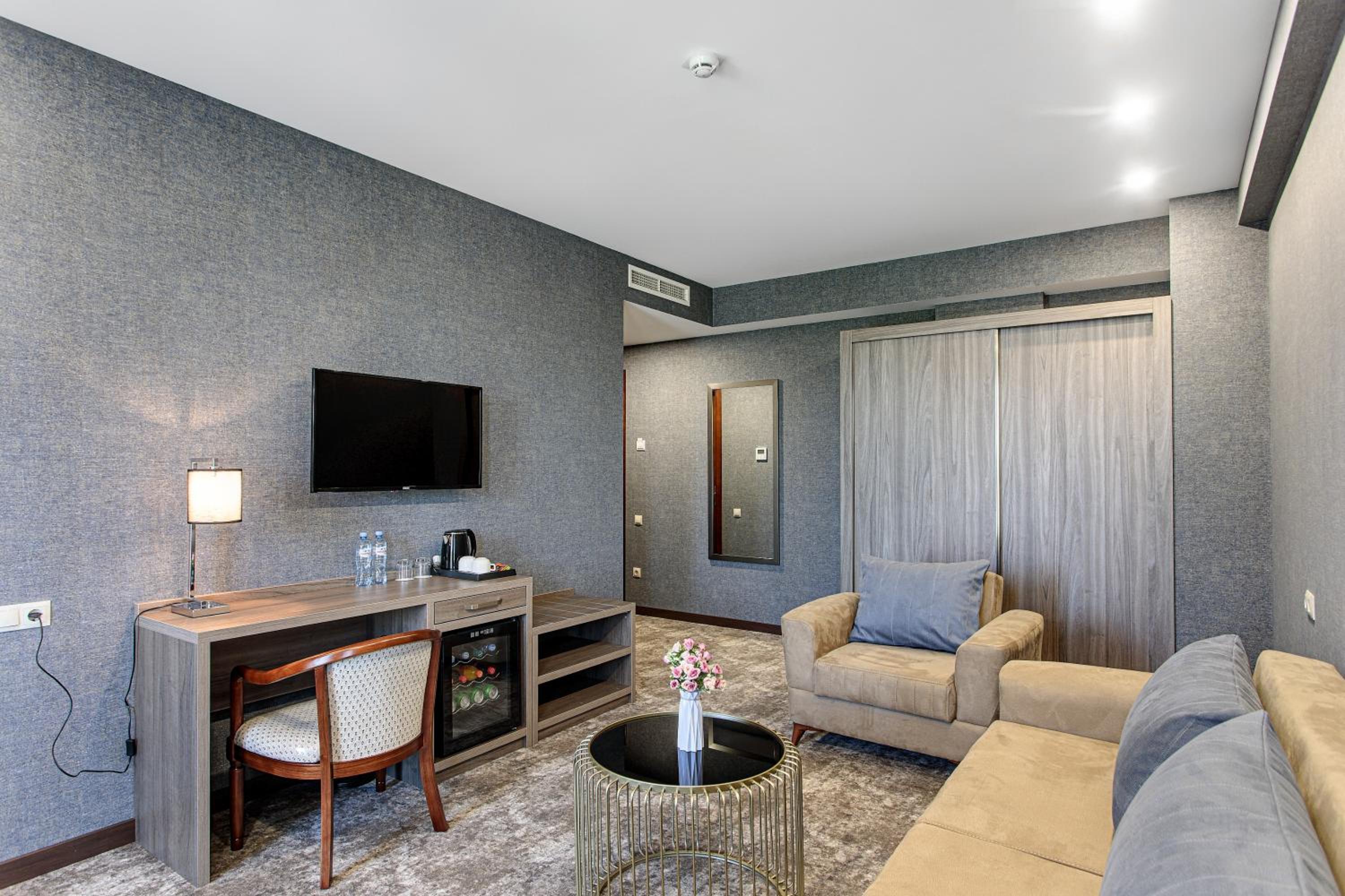 Deluxe King Suite
