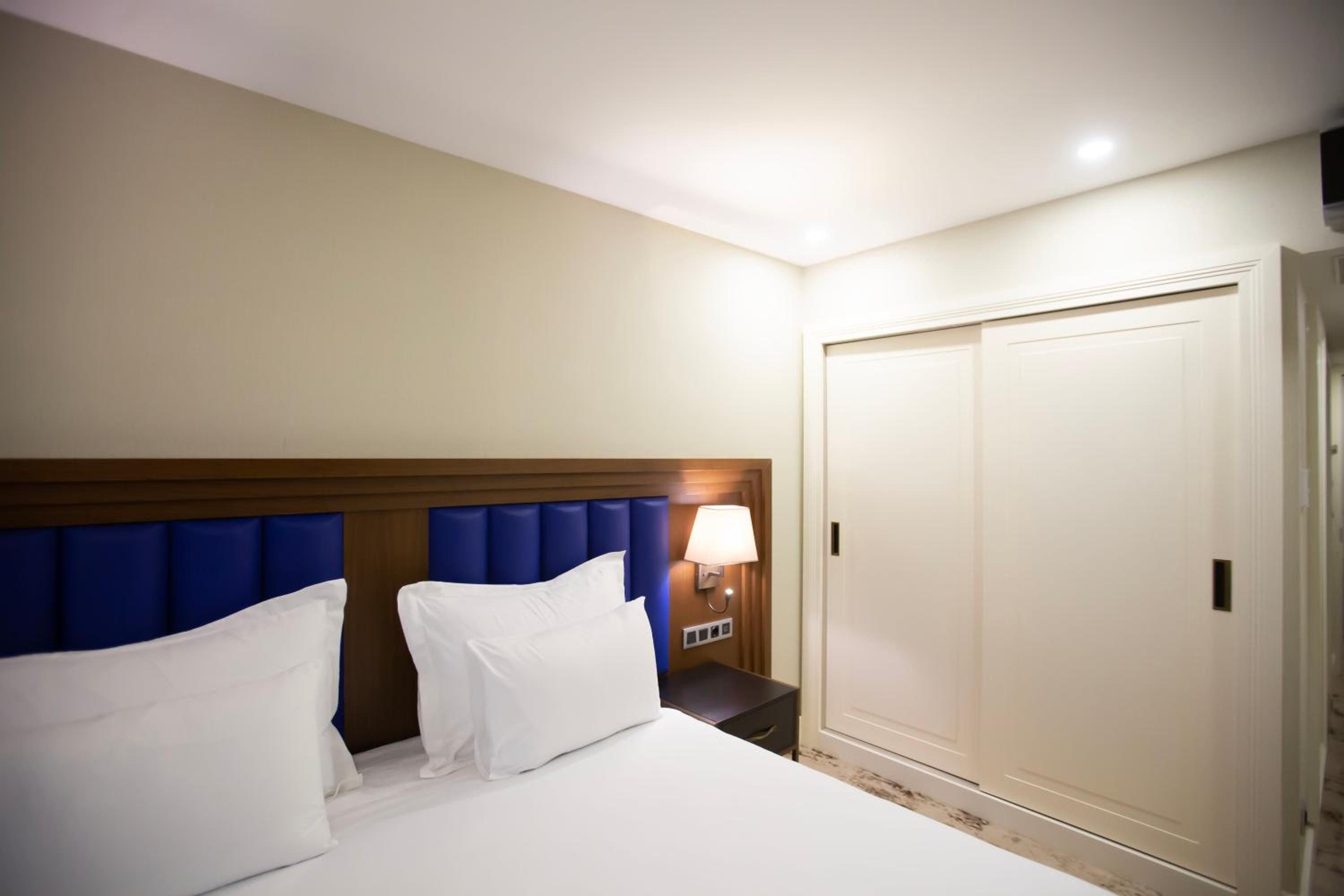 Deluxe Double / Twin Room with Balcony photo 3