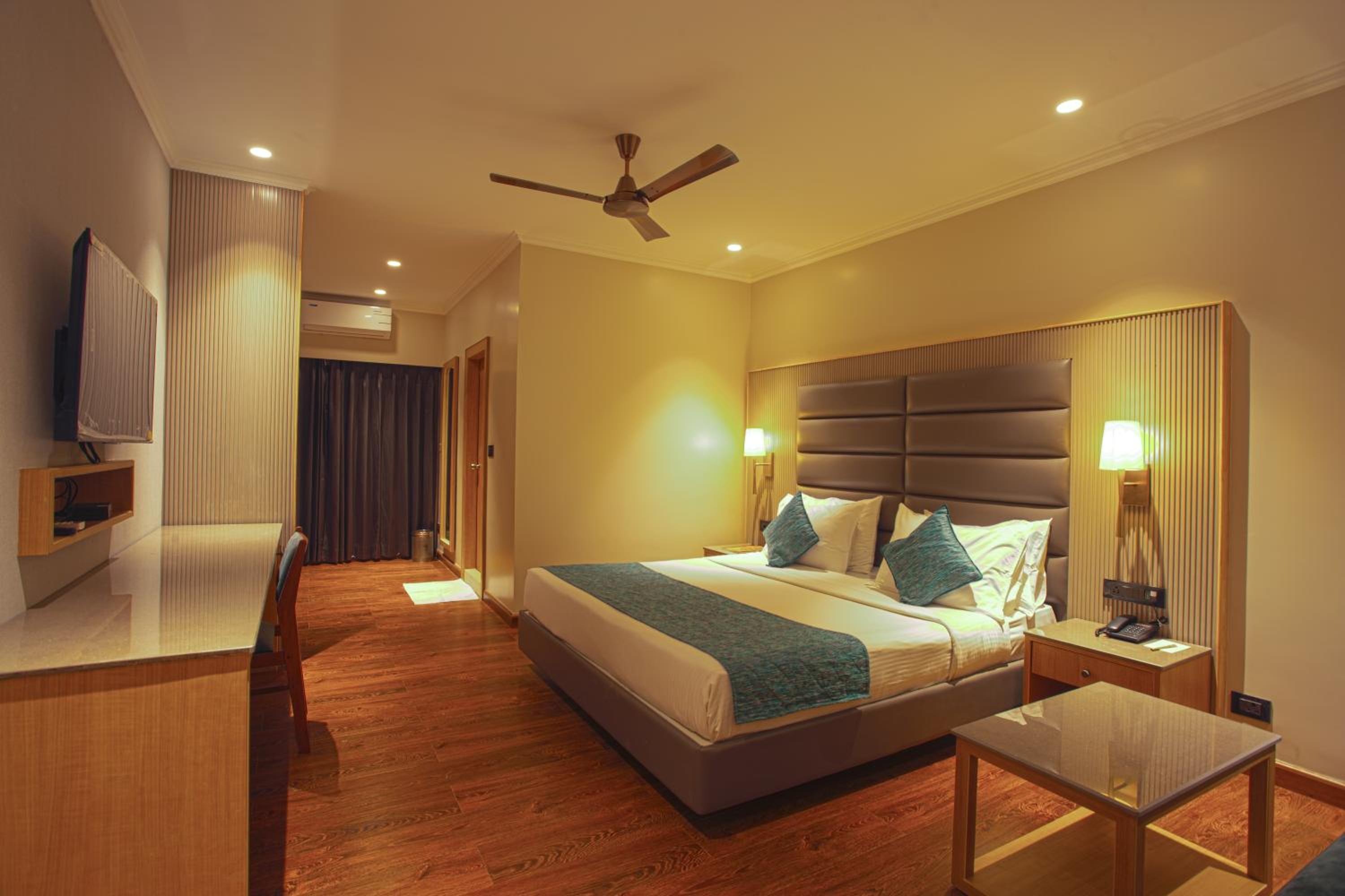 King Room with Pool View - Photo 8