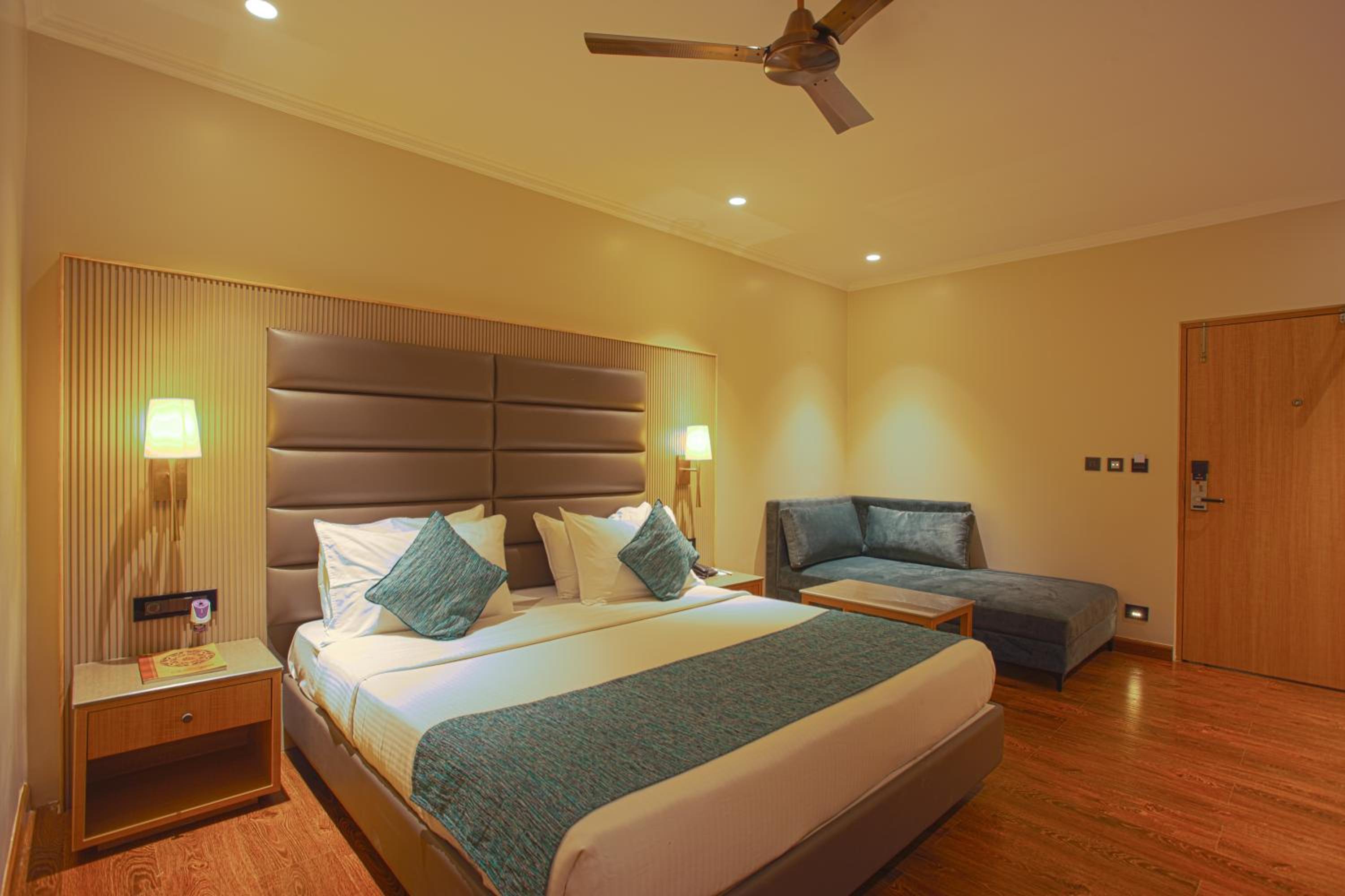 King Room with Pool View - Photo 1