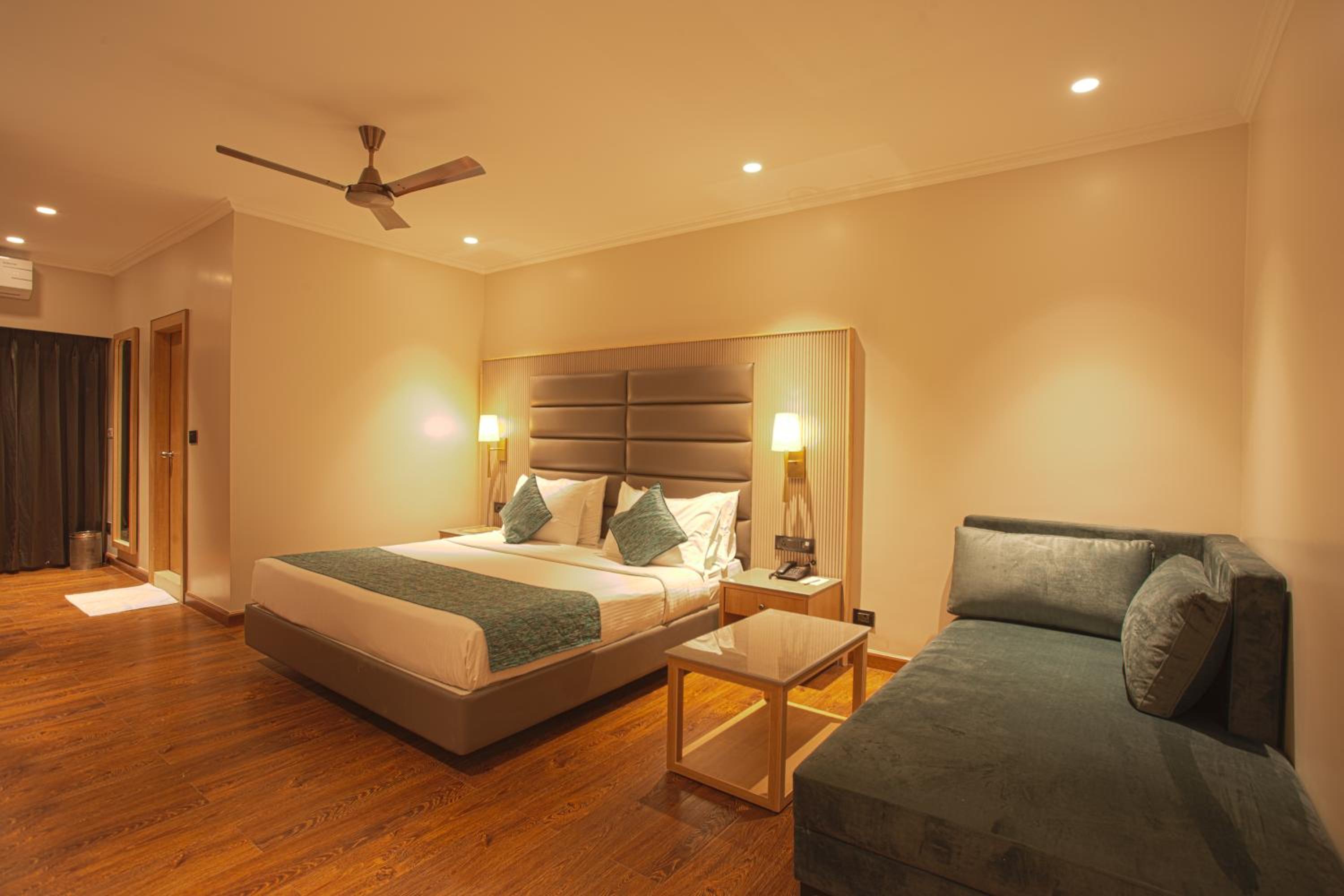 King Room with Pool View - Photo 7