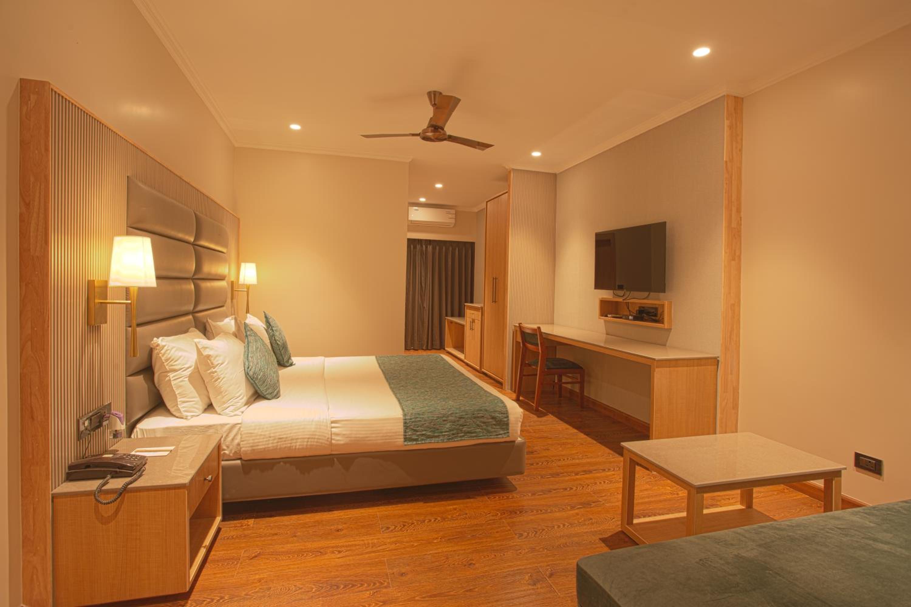 King Room with Pool View - Photo 5