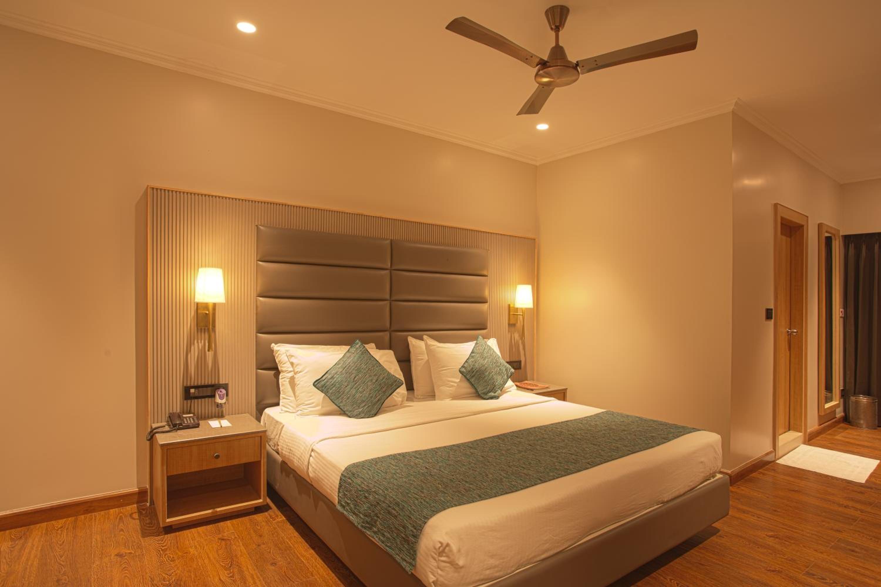King Room with Pool View - Photo 4