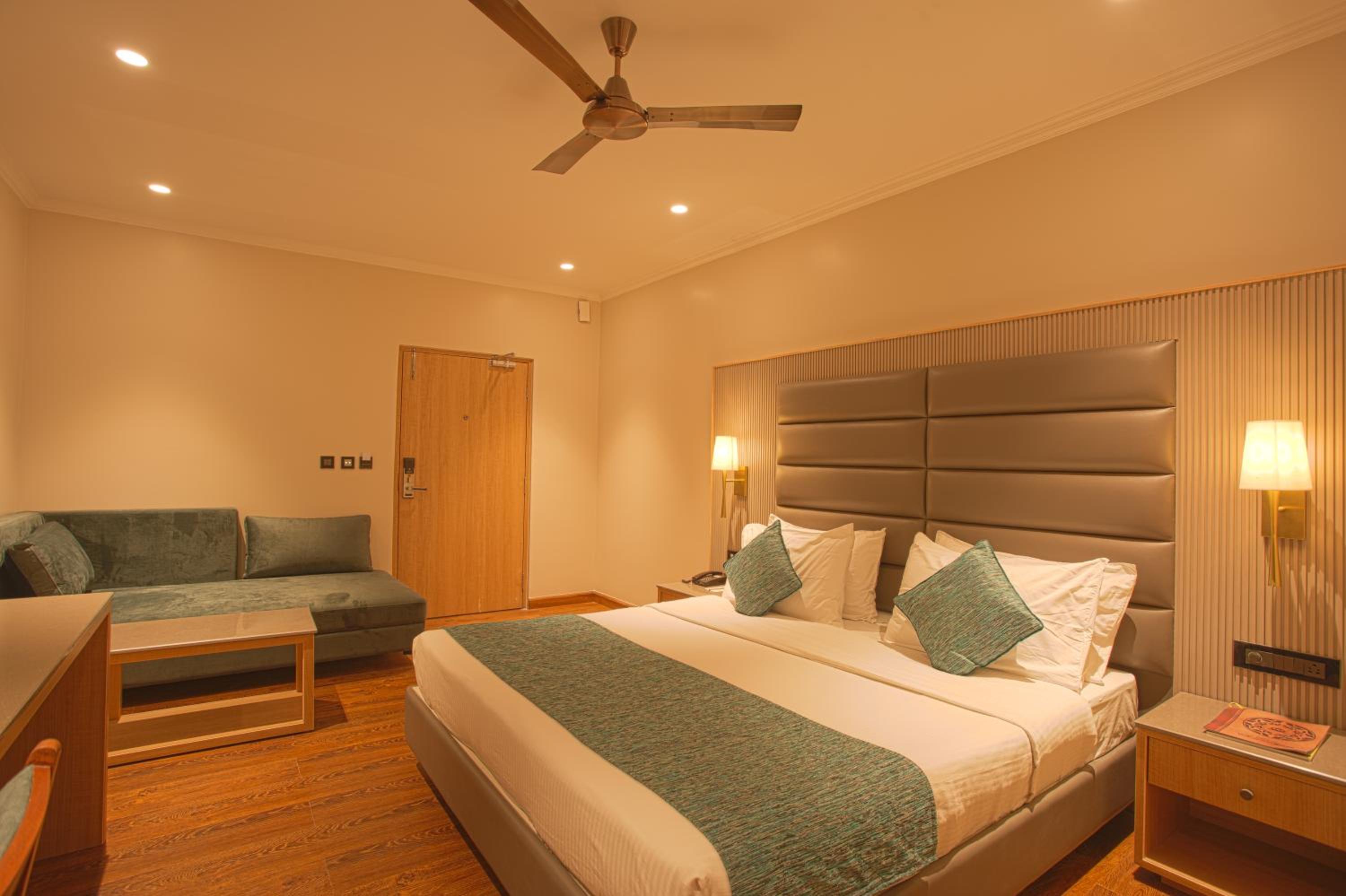 King Room with Pool View - Photo 3