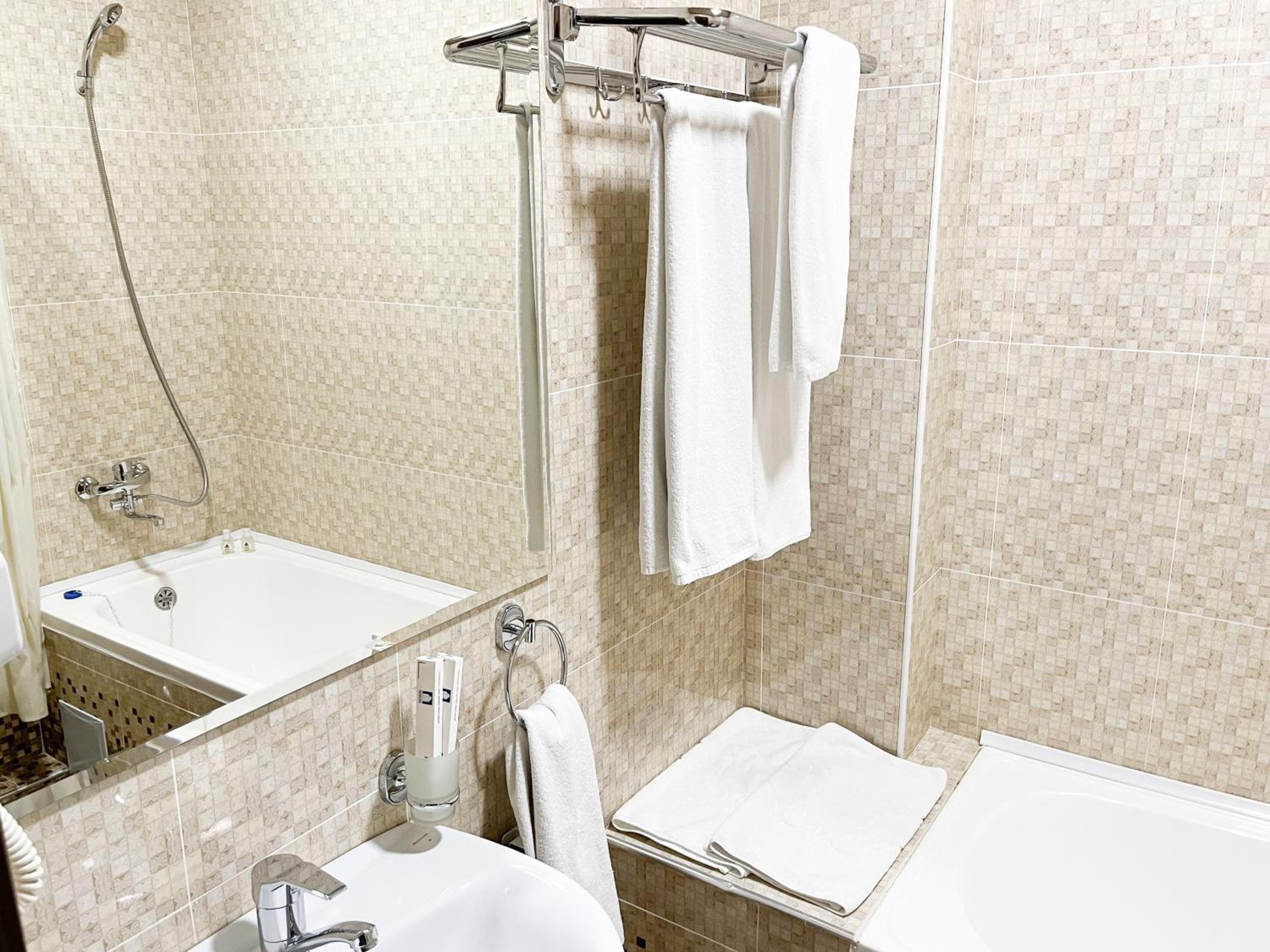Standard Twin Room - Photo 8
