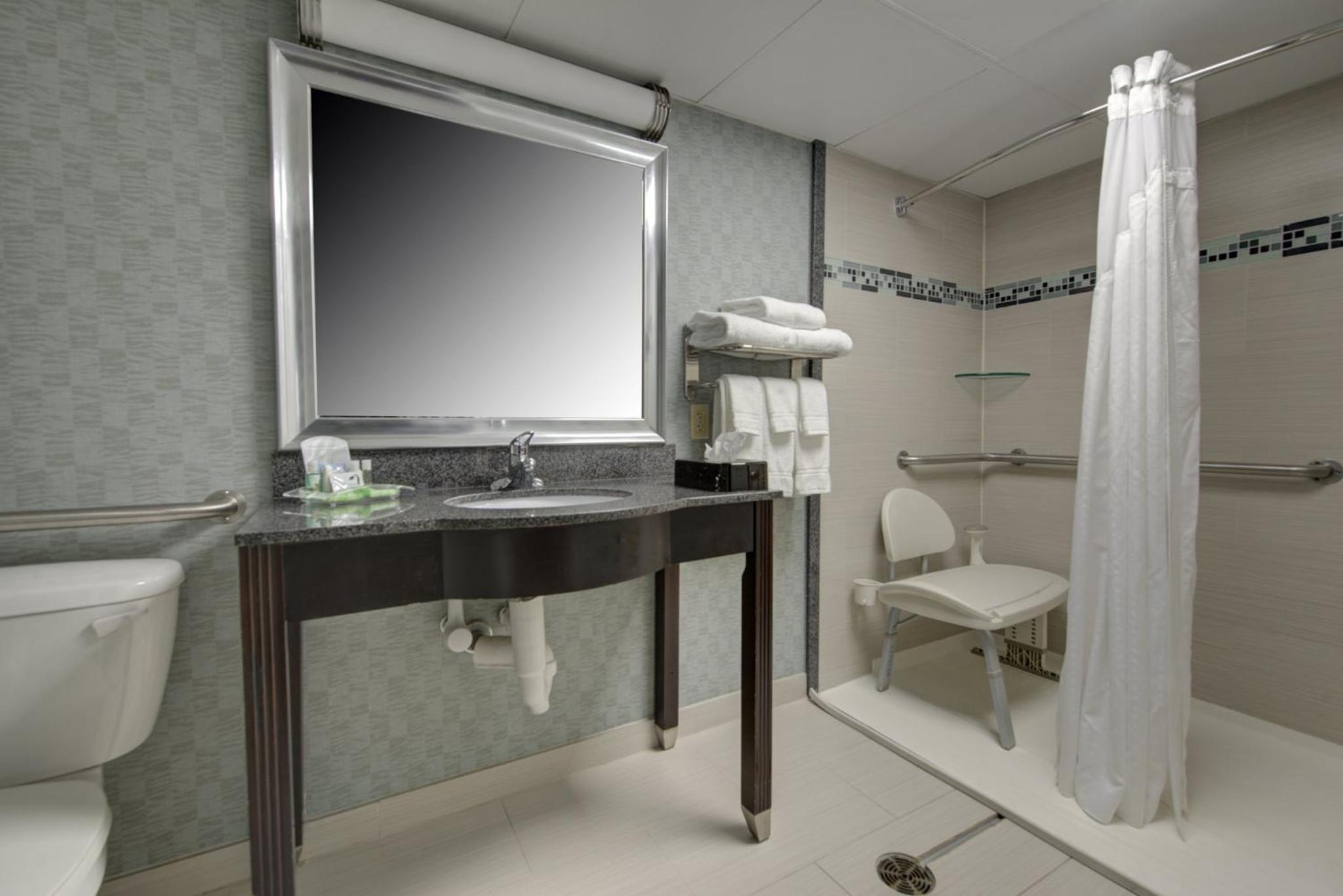 Twin Rom with Mobility Accessible Roll In Shower - Non-Smoking - Photo 4
