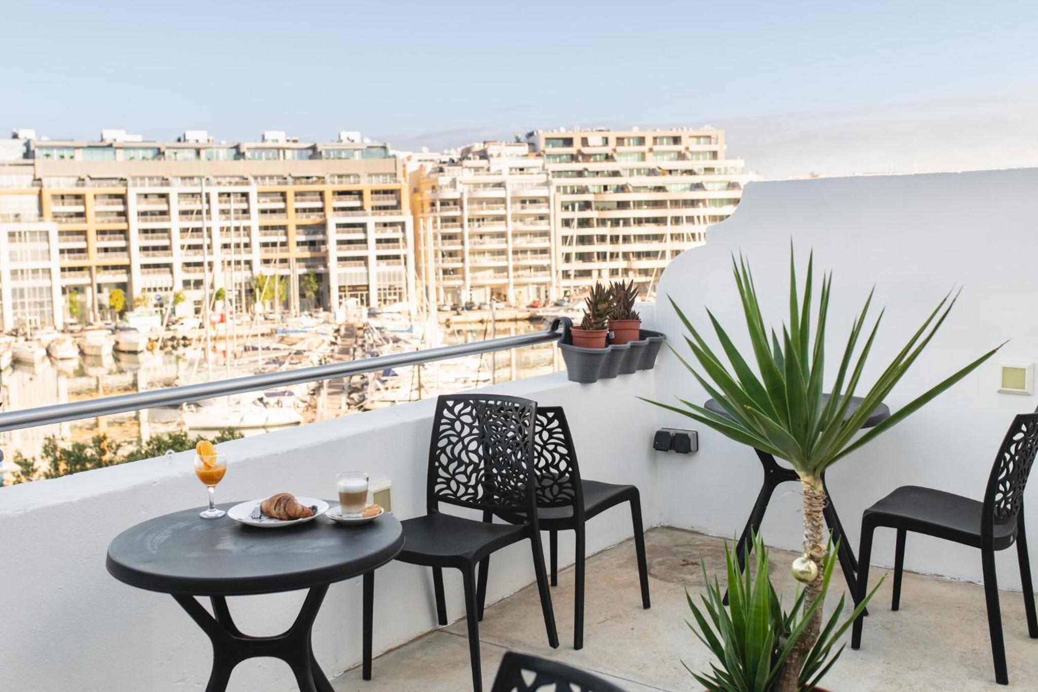 Double Room with Balcony - Photo 1