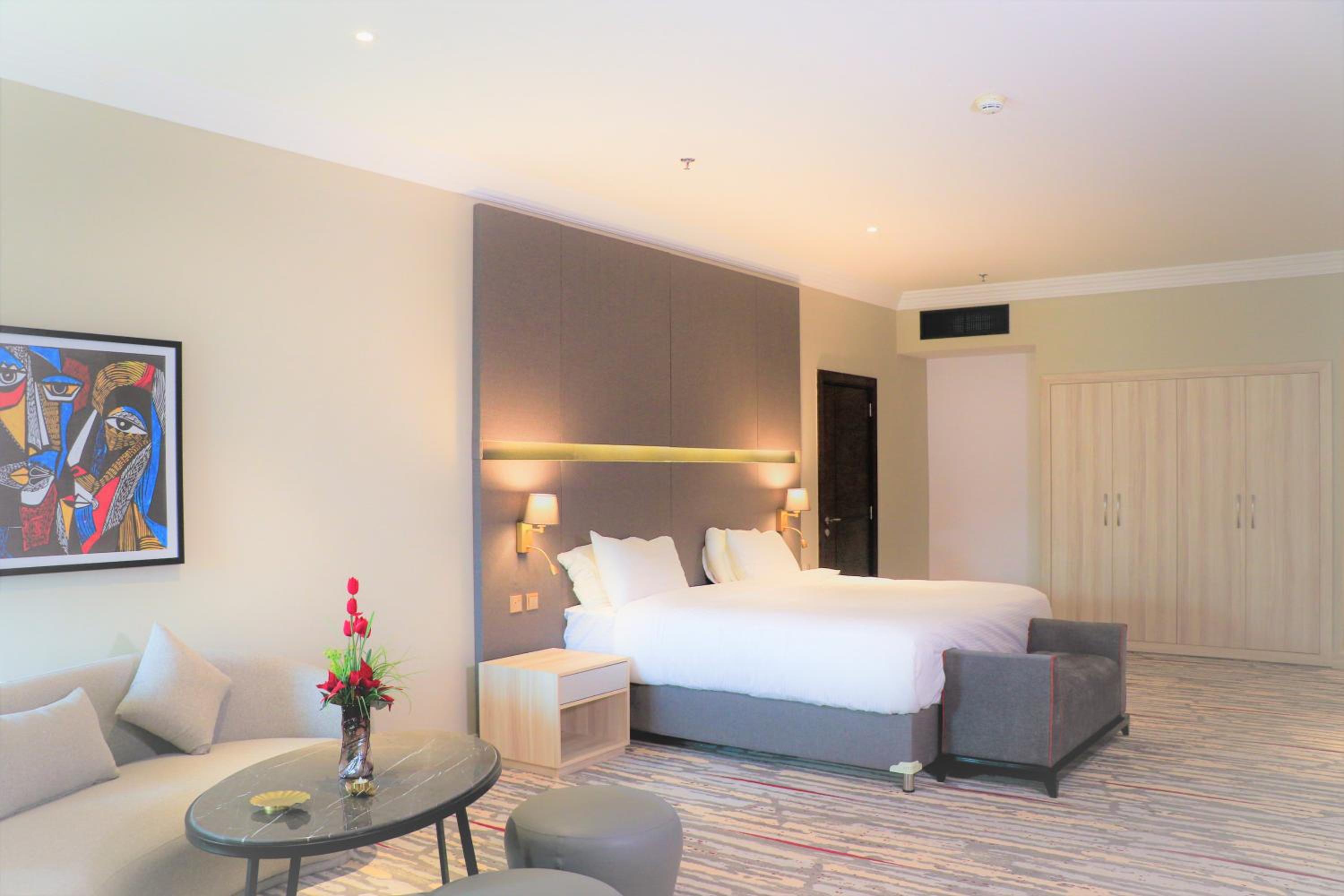 Chic King Room with City/Pool View - Non-Smoking - Photo 2