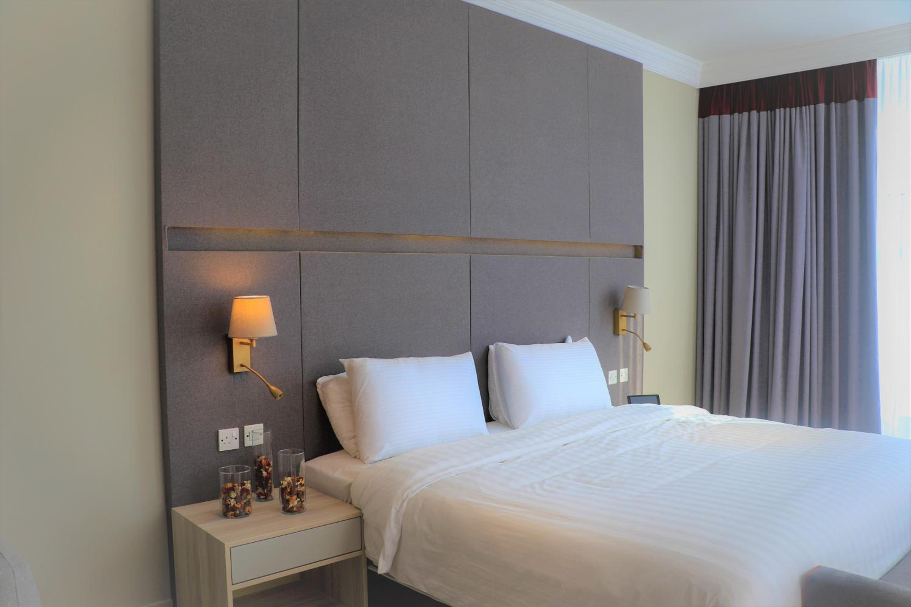 Chic King Room with City/Pool View - Smoking - Photo 2