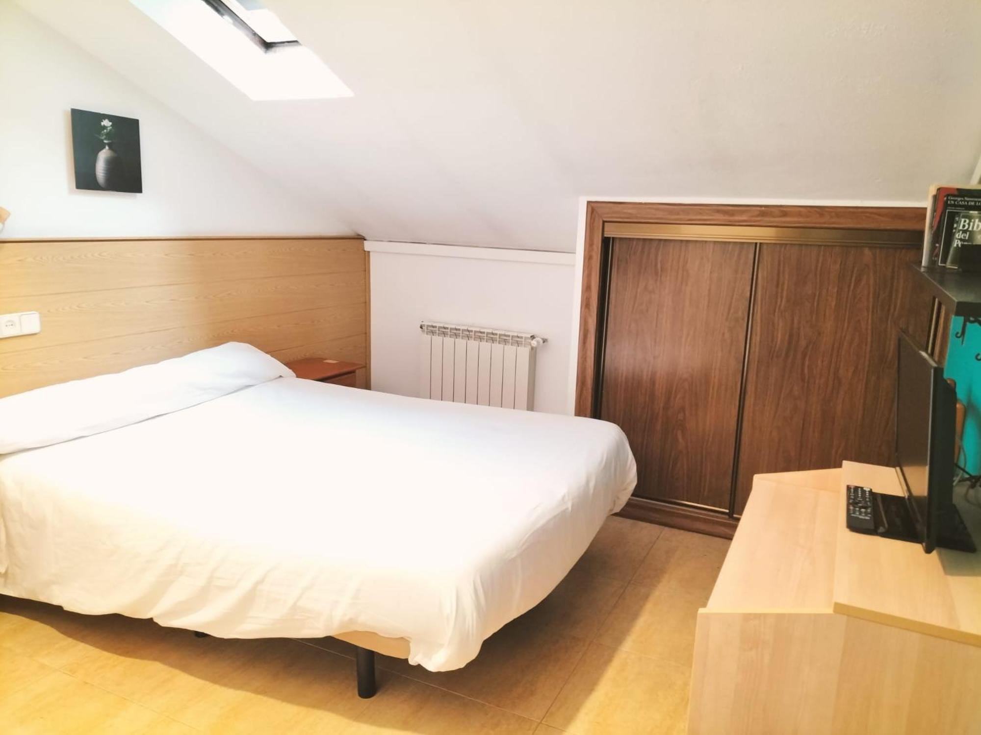 Small Double or Twin Room photo 2