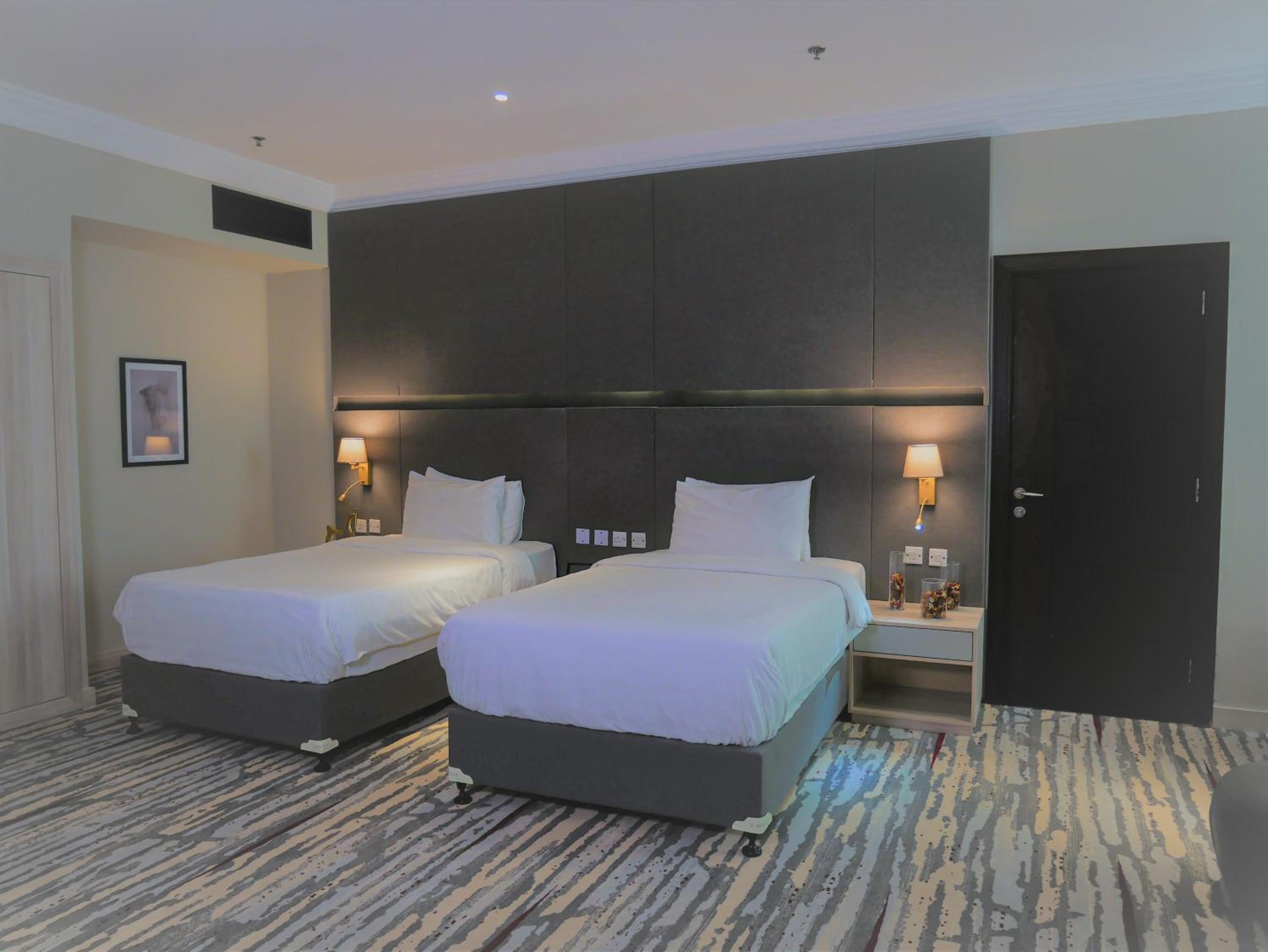 Classy Room with Two Single Beds and City/Pool View - Non-Smoking - Photo 4