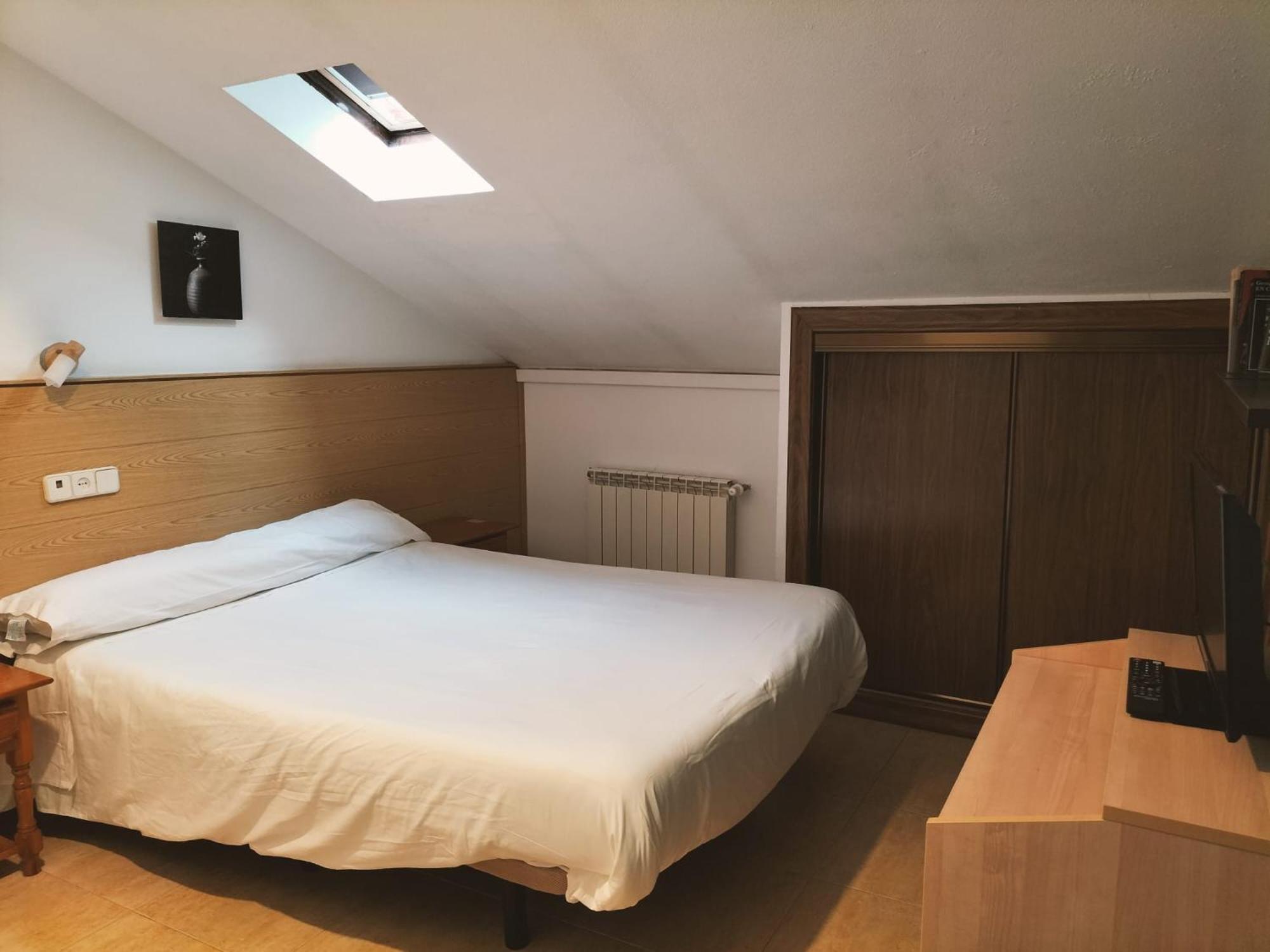 Small Double or Twin Room photo 3
