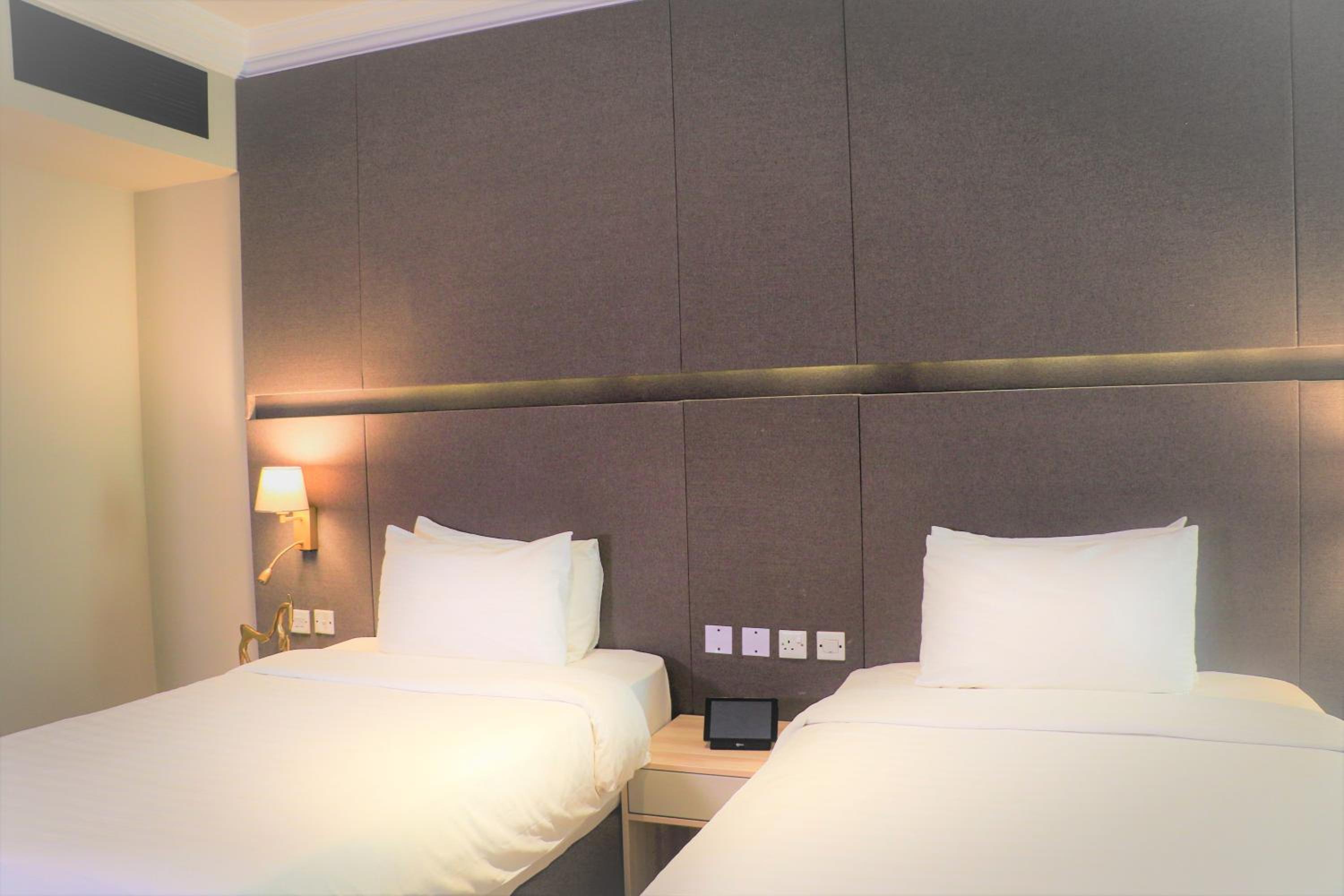 Classy Room with Two Single Beds and City/Pool View - Non-Smoking - Photo 3