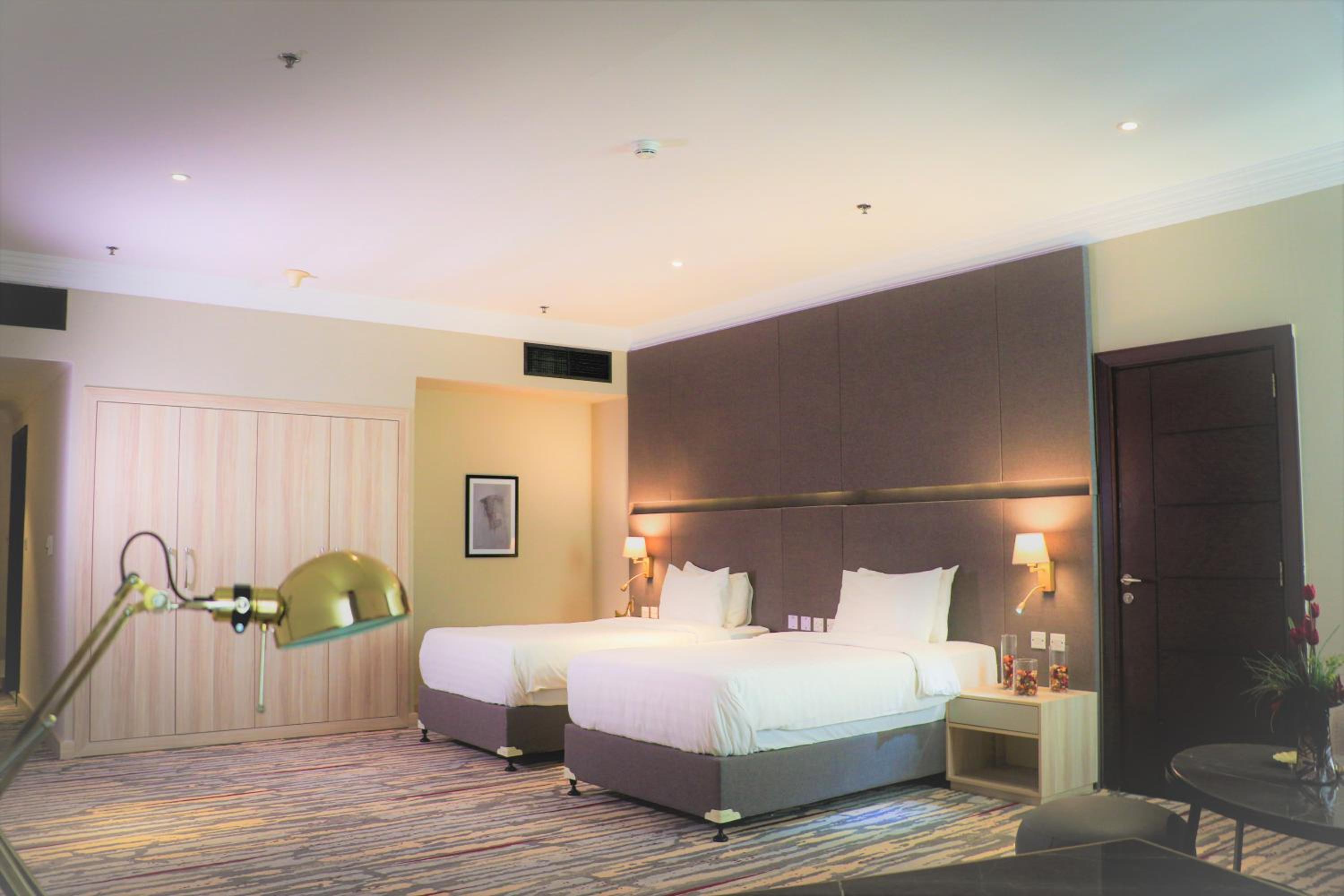 Classy Room with Two Single Beds and City/Pool View - Non-Smoking - Photo 5