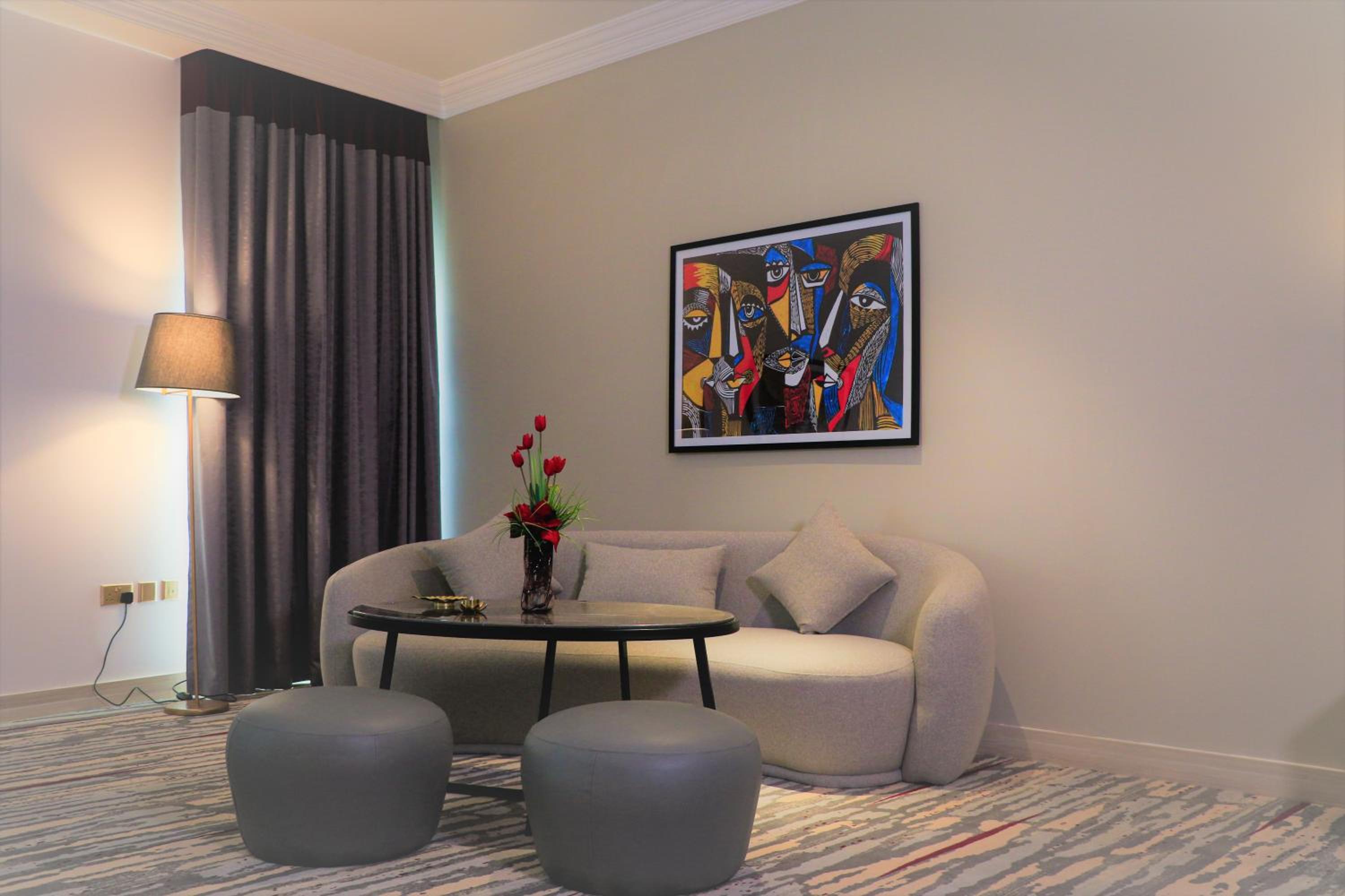 Chic King Room with City/Pool View - Non-Smoking - Photo 3