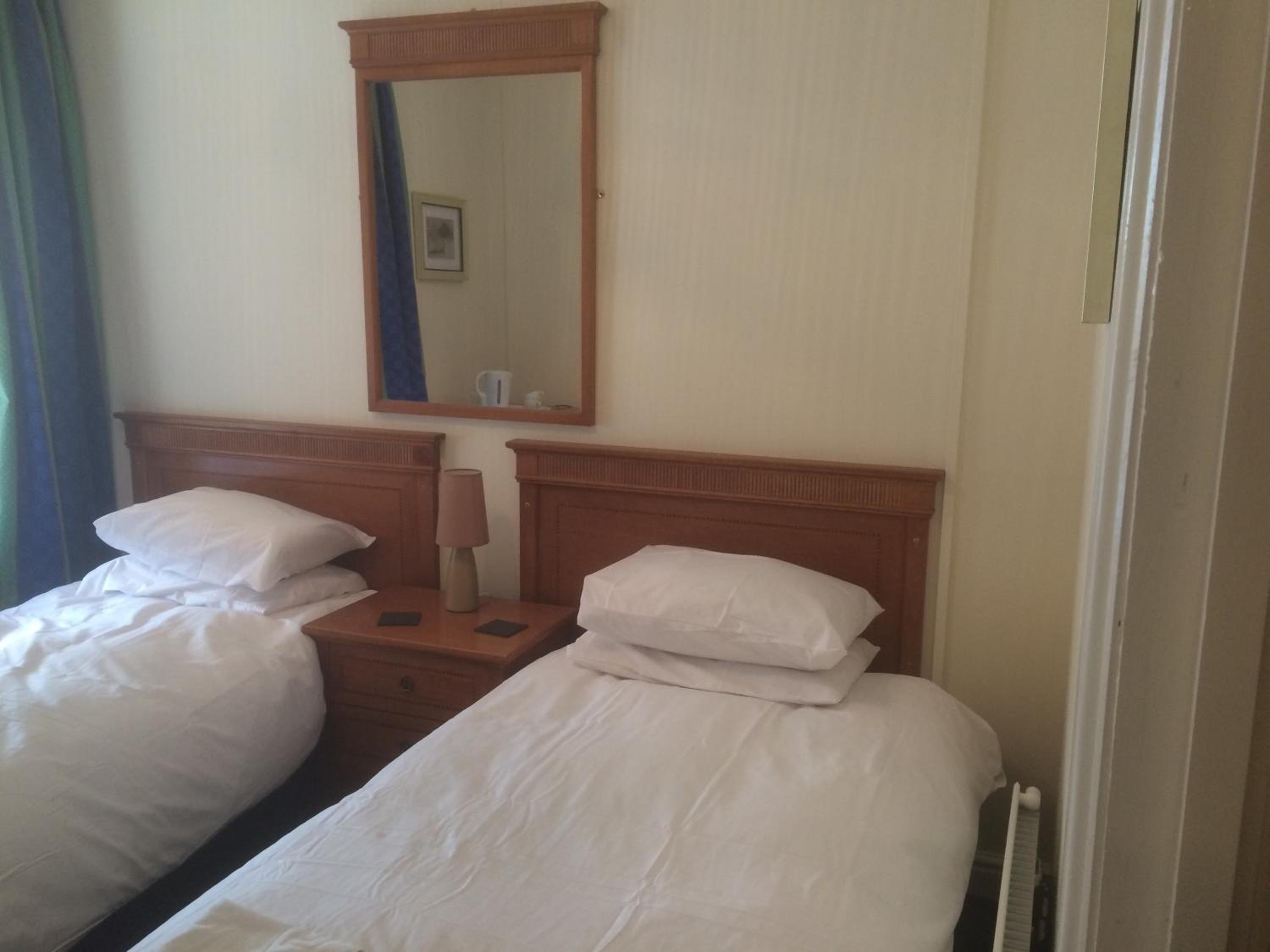 Budget Twin Room - Photo 3