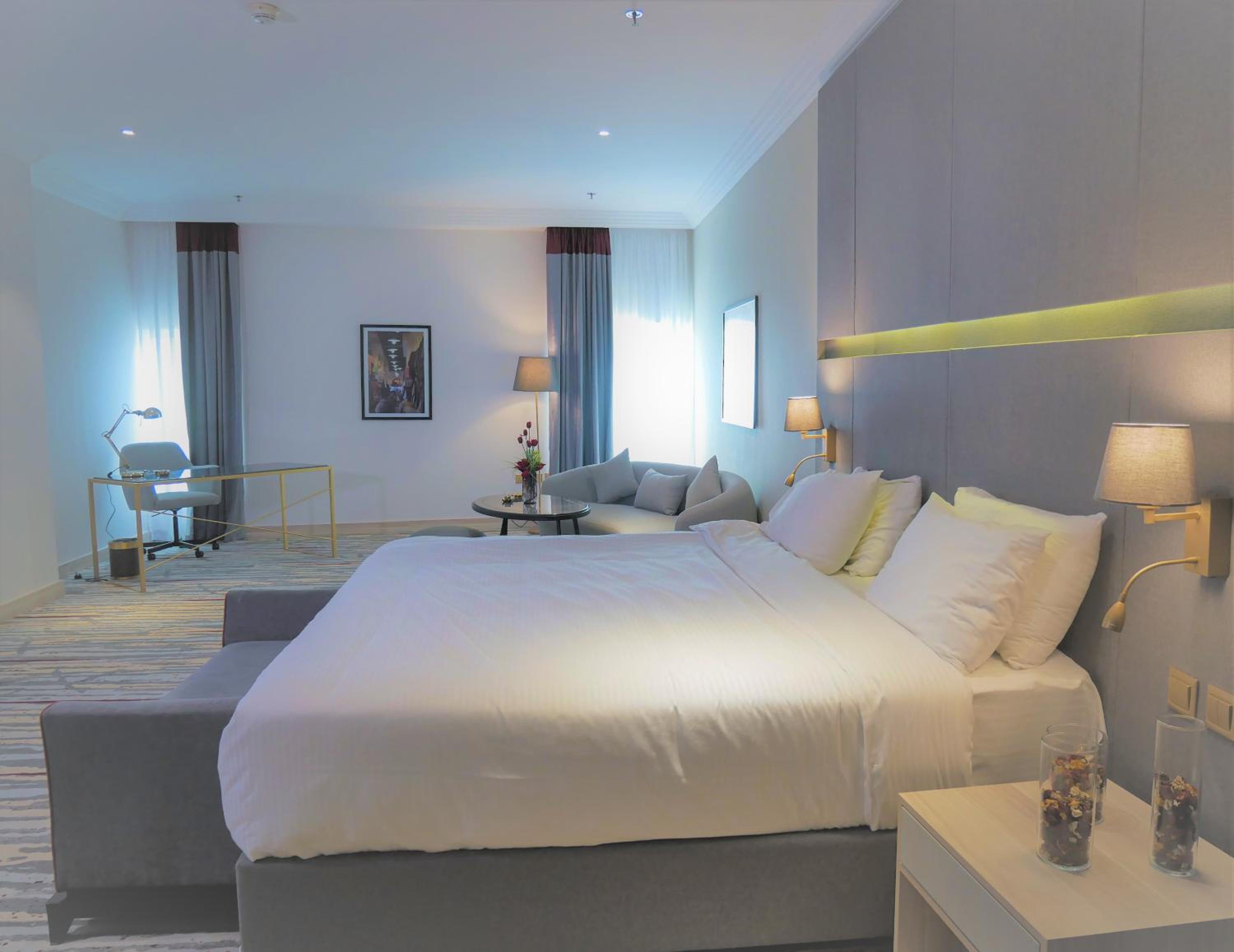 Chic King Room with City/Pool View - Non-Smoking - Photo 1