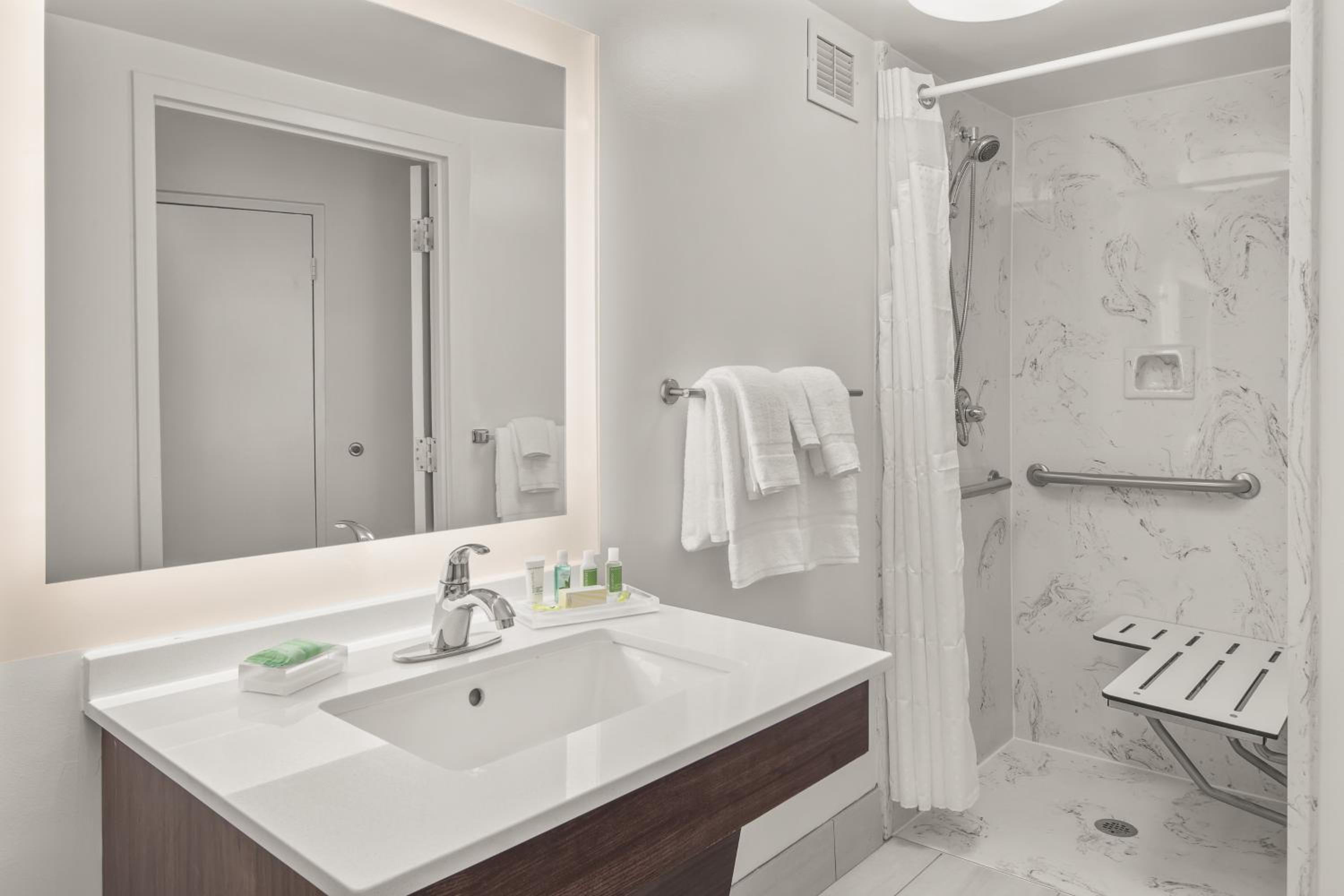 Standard Double Room with Roll In Shower - Mobility Accessible - Photo 4