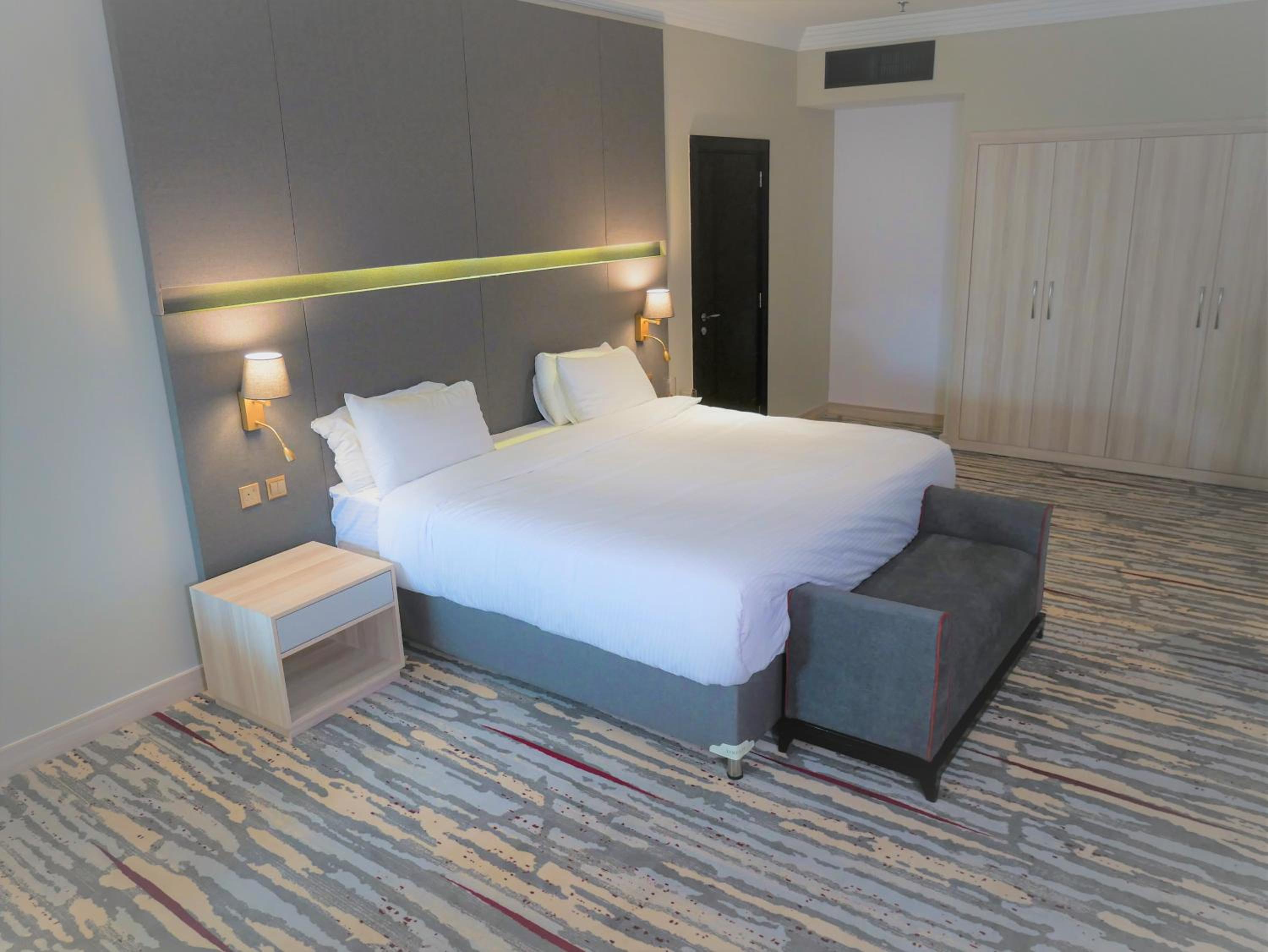 Sassy King Room with City/Pool View - Smoking - Photo 1